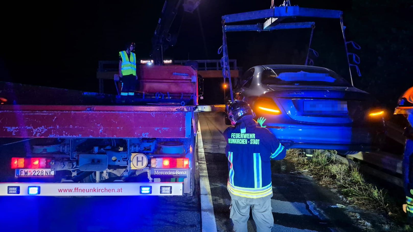 Das Auto geriet mitten auf der A2 in Brand.