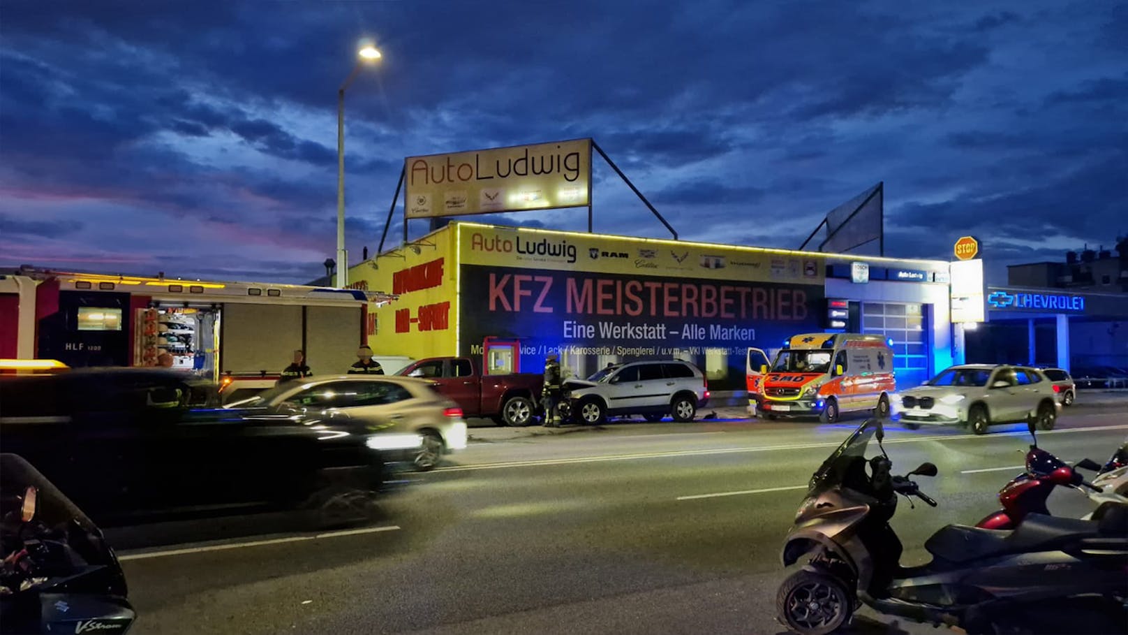 Schwerer Verkehrsunfall in Wien-Liesing. Die Rettung und Feuerwehr sind vor Ort.