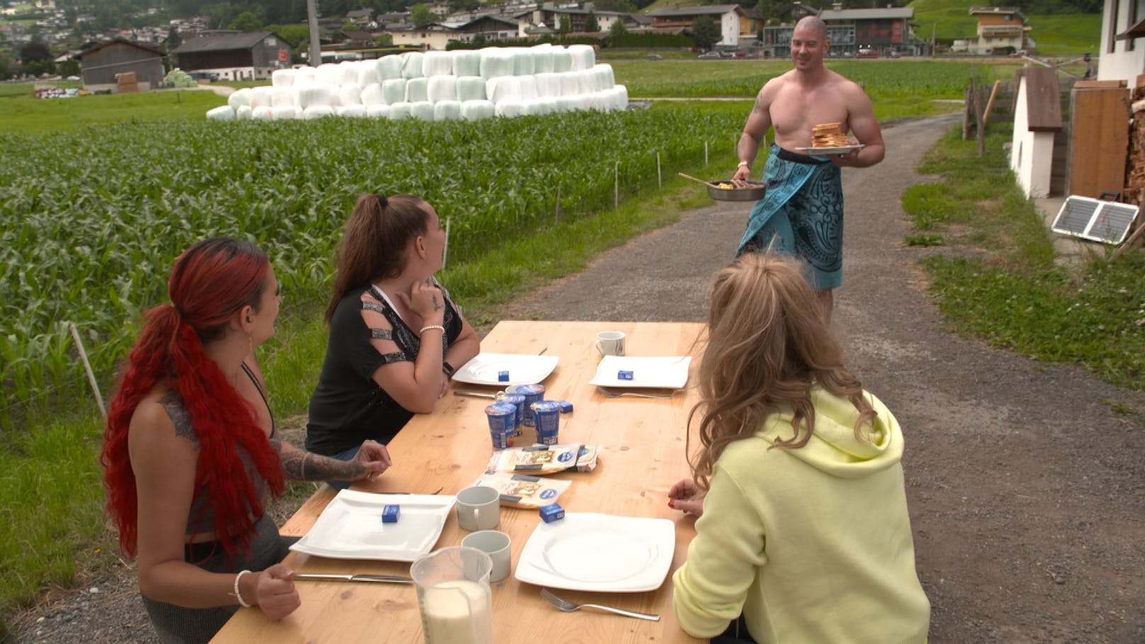 Lukas überrascht seine Damen mit nackten Tatsachen in aller Früh.