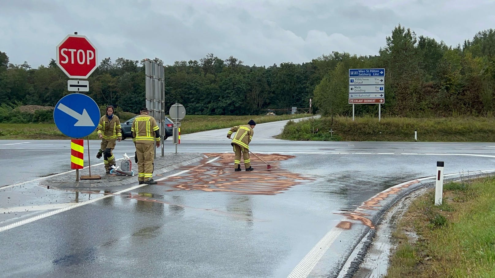 Ein Lkw soll Hydraulik-Öl verloren haben. Die Spur zieht sich von Pöchlarn bis nach Wieselburg.