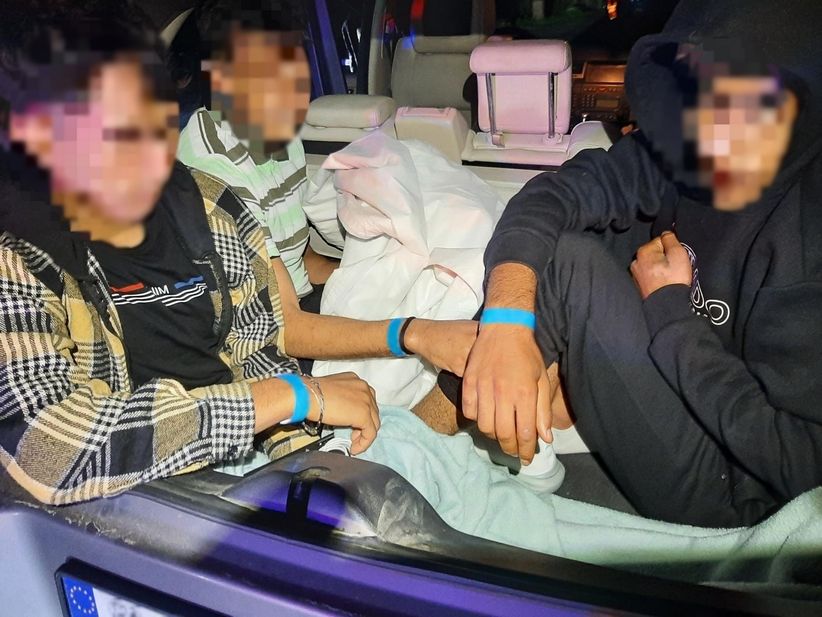 Drei der Migranten mussten im Kofferraum des Autos sitzen.