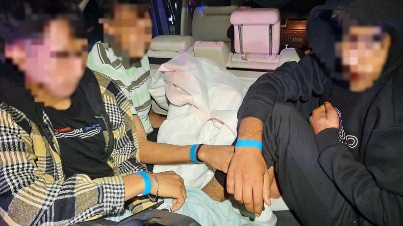 Drei der Migranten mussten im Kofferraum des Autos sitzen.