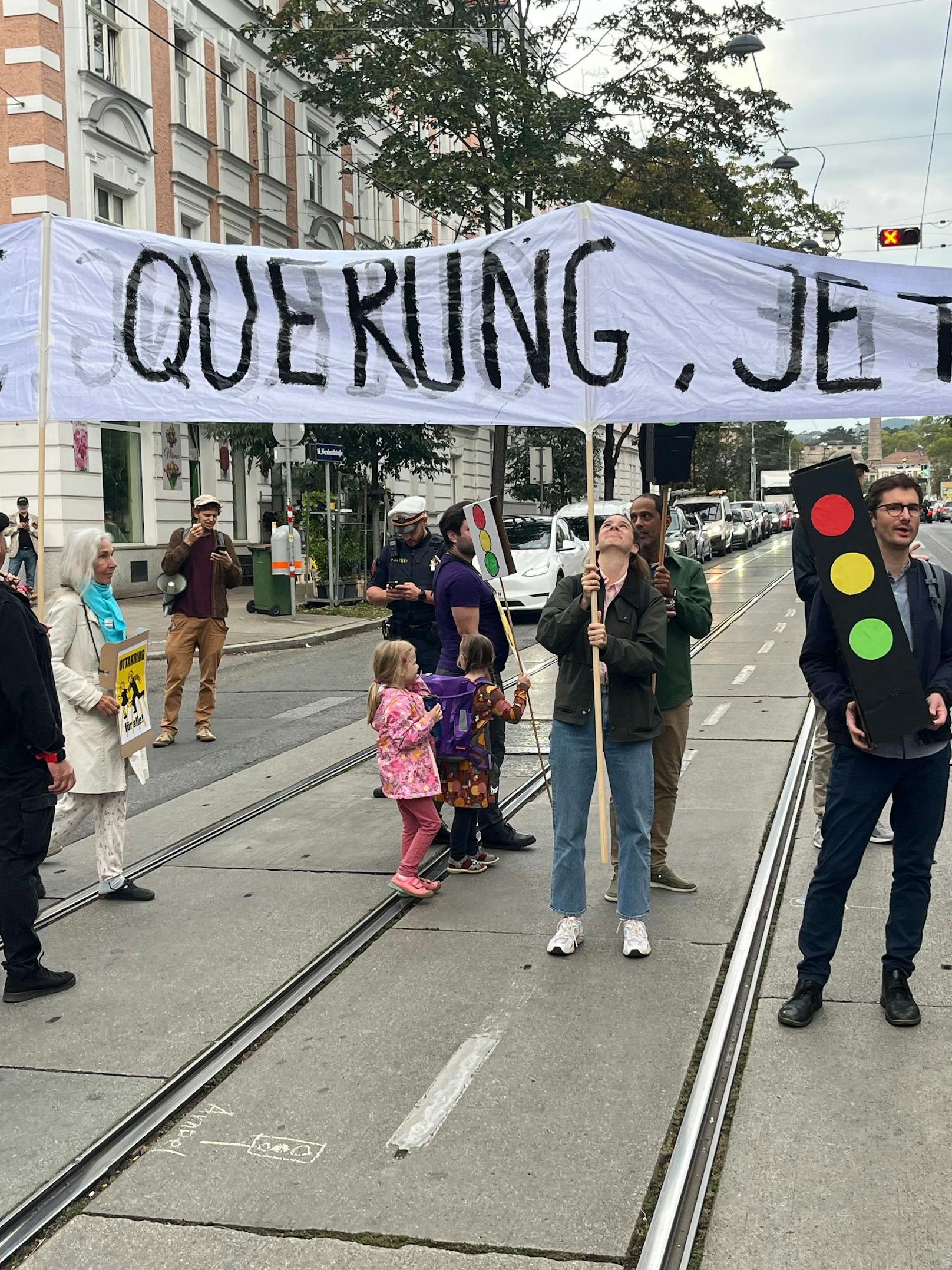 Kinder hatten Pfeifen und selbst gebastelte Transparente dabei