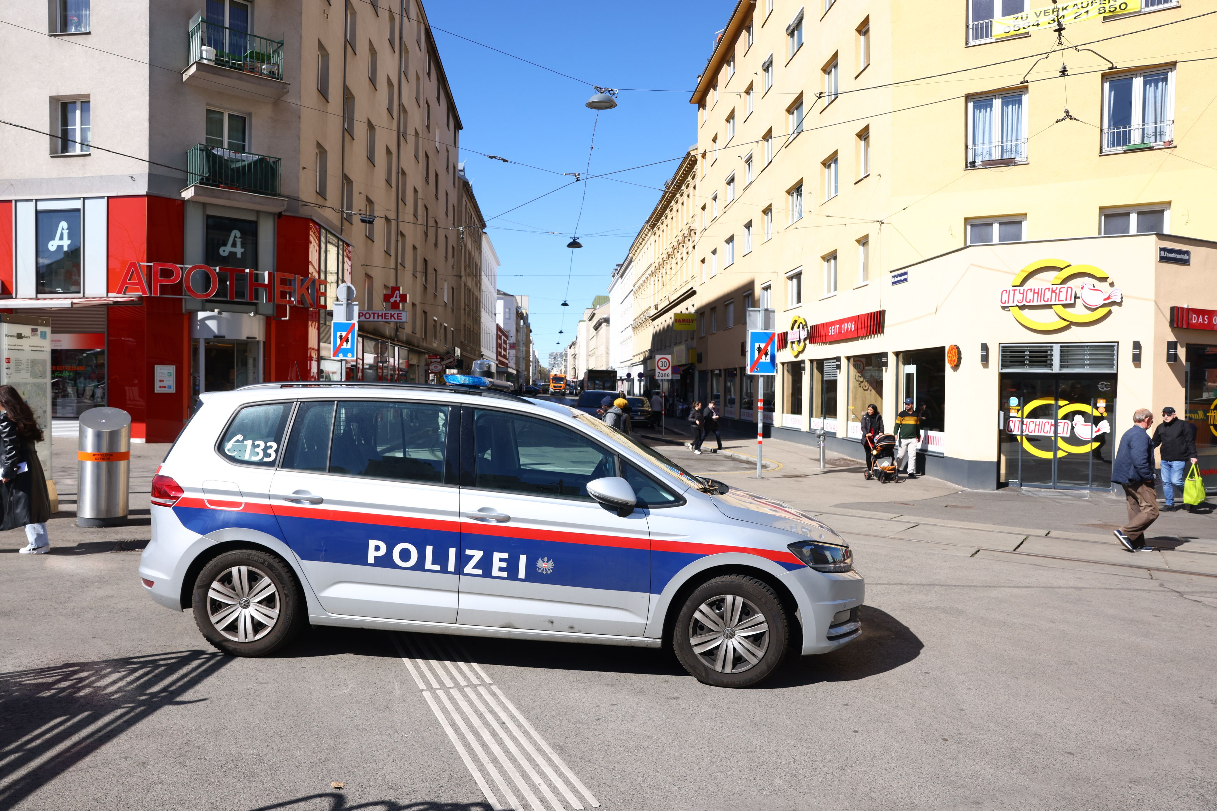 Das Polizeiauto konnte nicht mehr rechtzeitig bremsen. (Symbolbild)