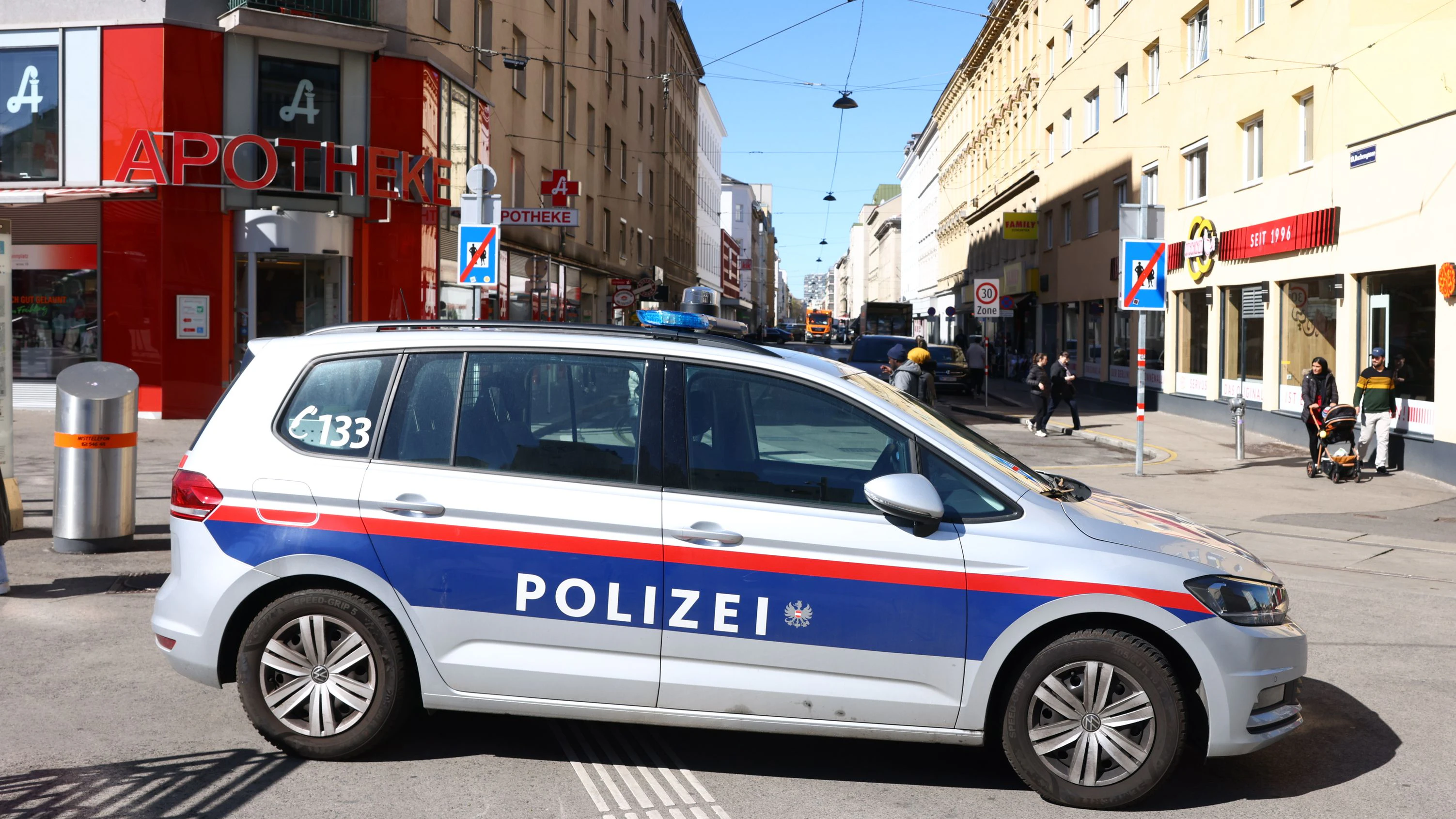 Das Polizeiauto konnte nicht mehr rechtzeitig bremsen. (Symbolbild)