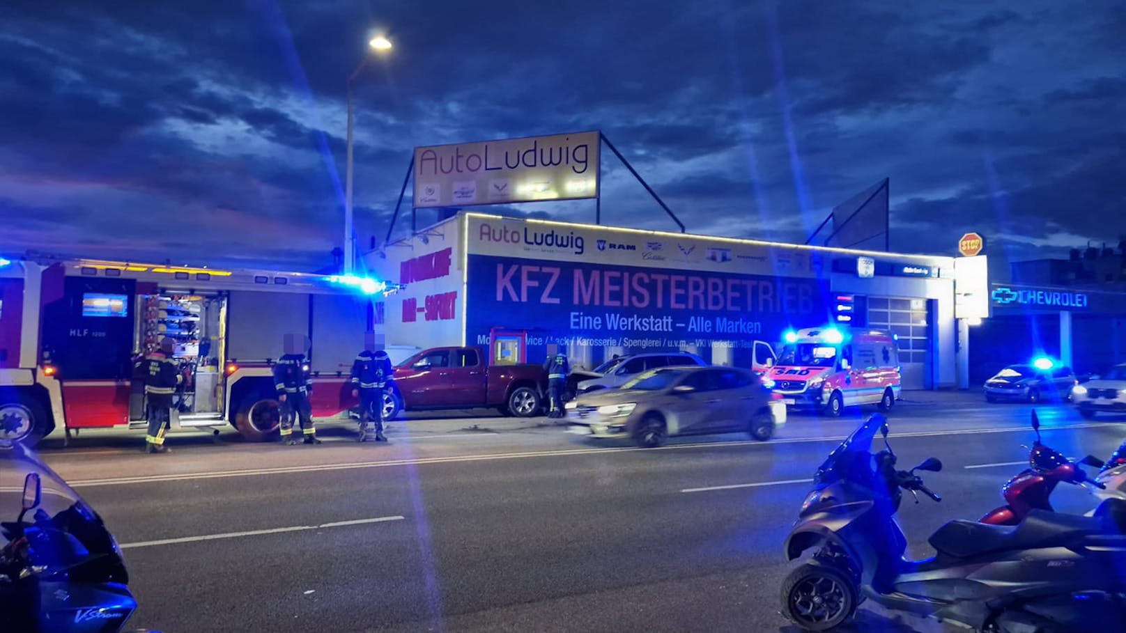 Schwerer Verkehrsunfall in Wien-Liesing. Die Rettung und Feuerwehr sind vor Ort.