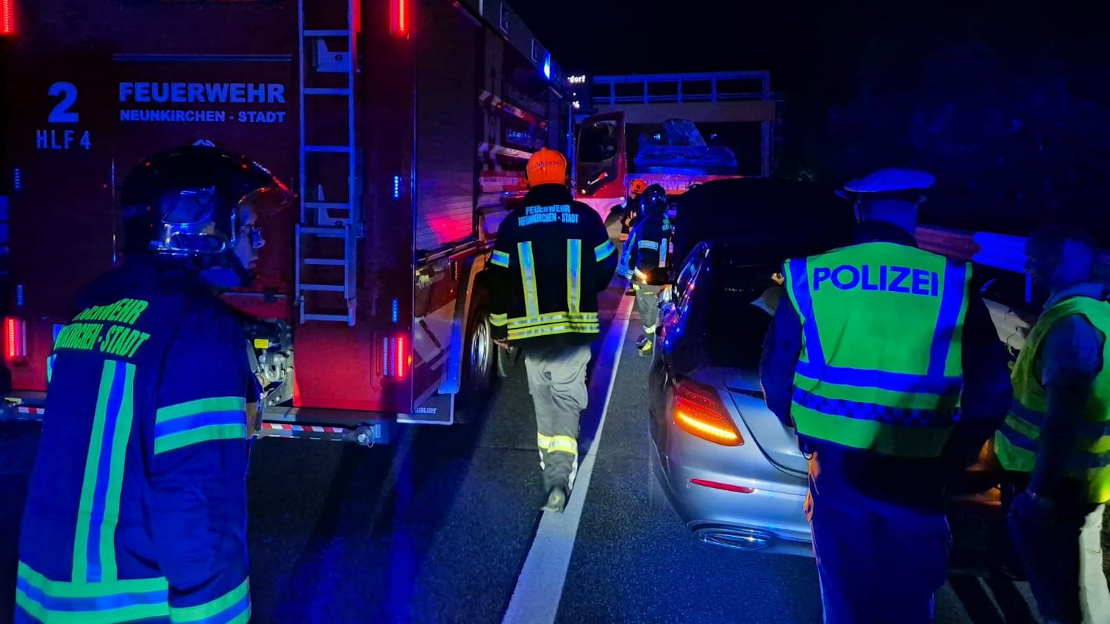 Das Auto geriet mitten auf der A2 in Brand.