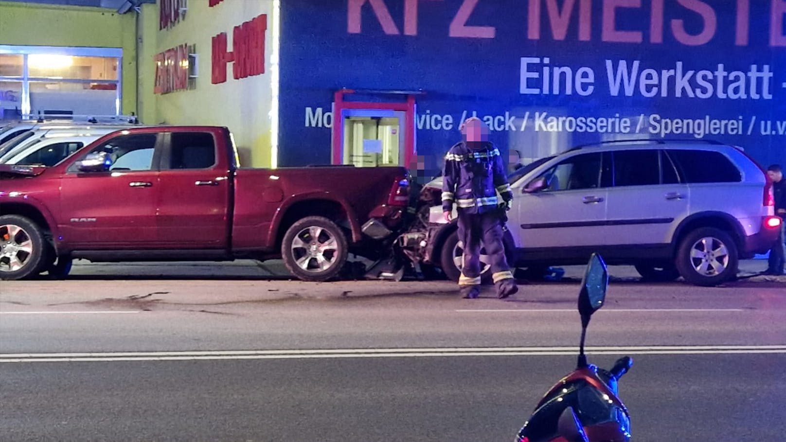 Schwerer Verkehrsunfall in Wien-Liesing. Die Rettung und Feuerwehr sind vor Ort.