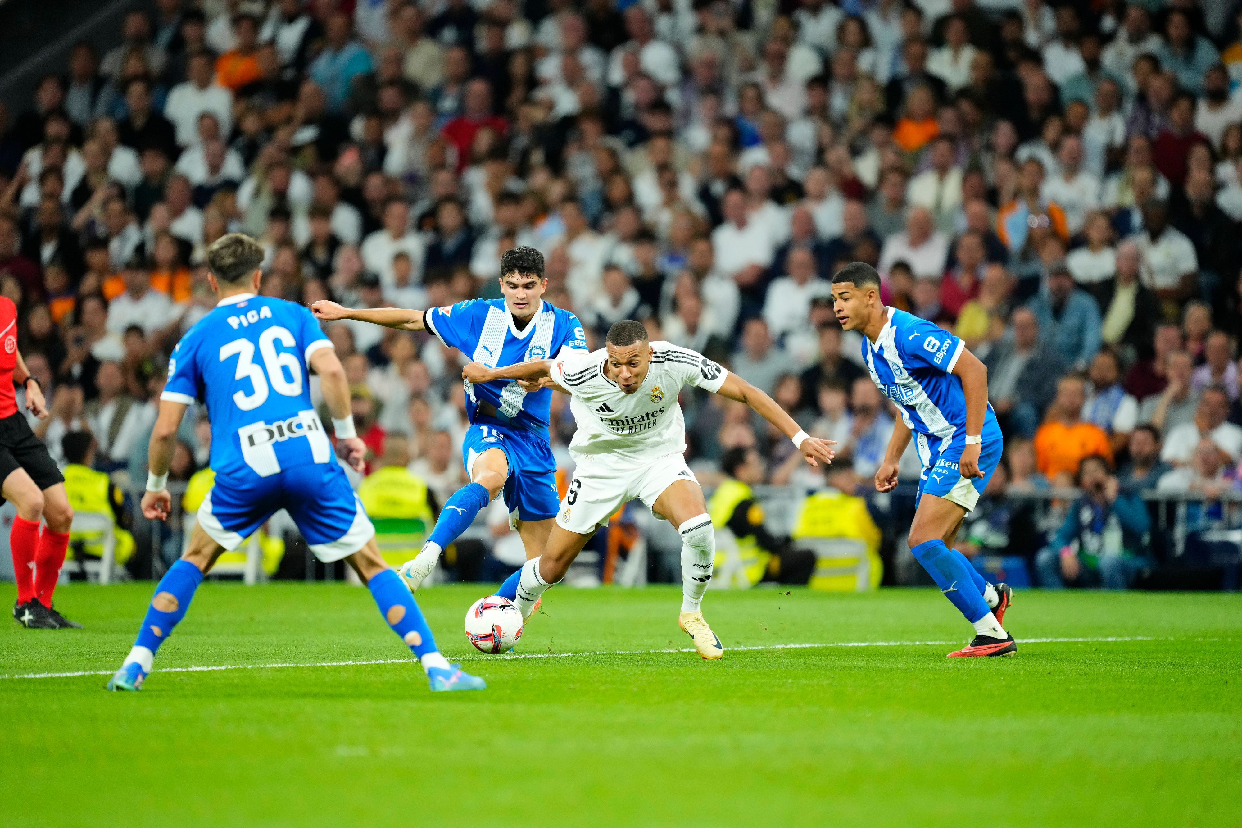 Kylian Mbappe tanzt Alaves schwindlig.