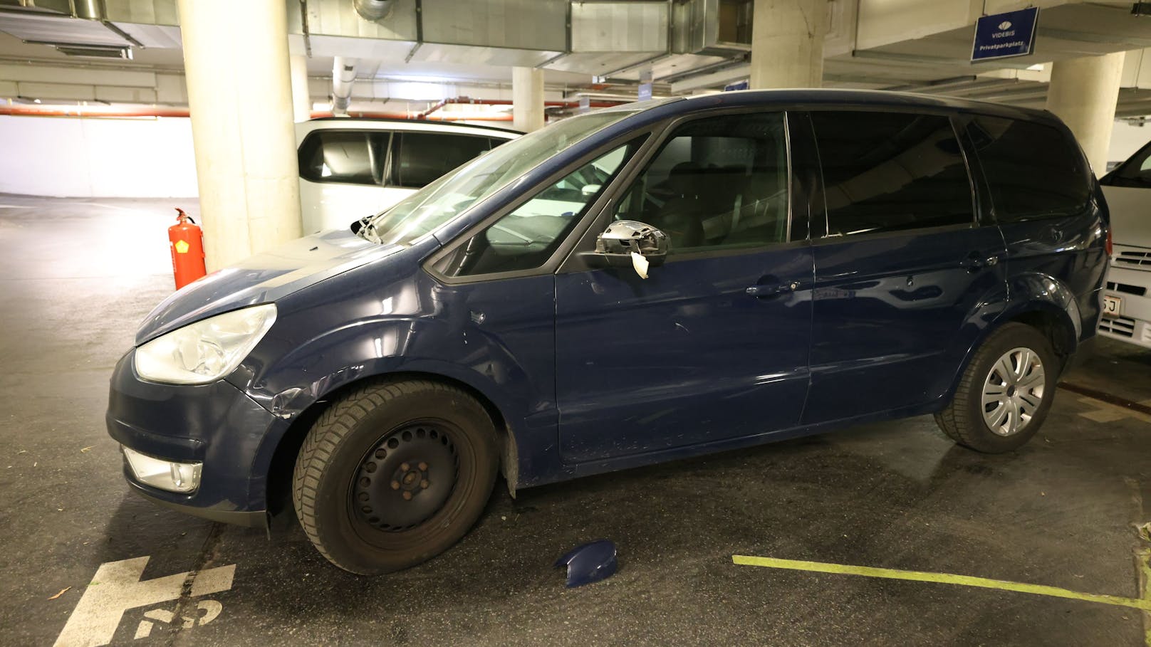 In einer nahegelegenen Garage fand die Polizei dutzende kaputte Autos vor.