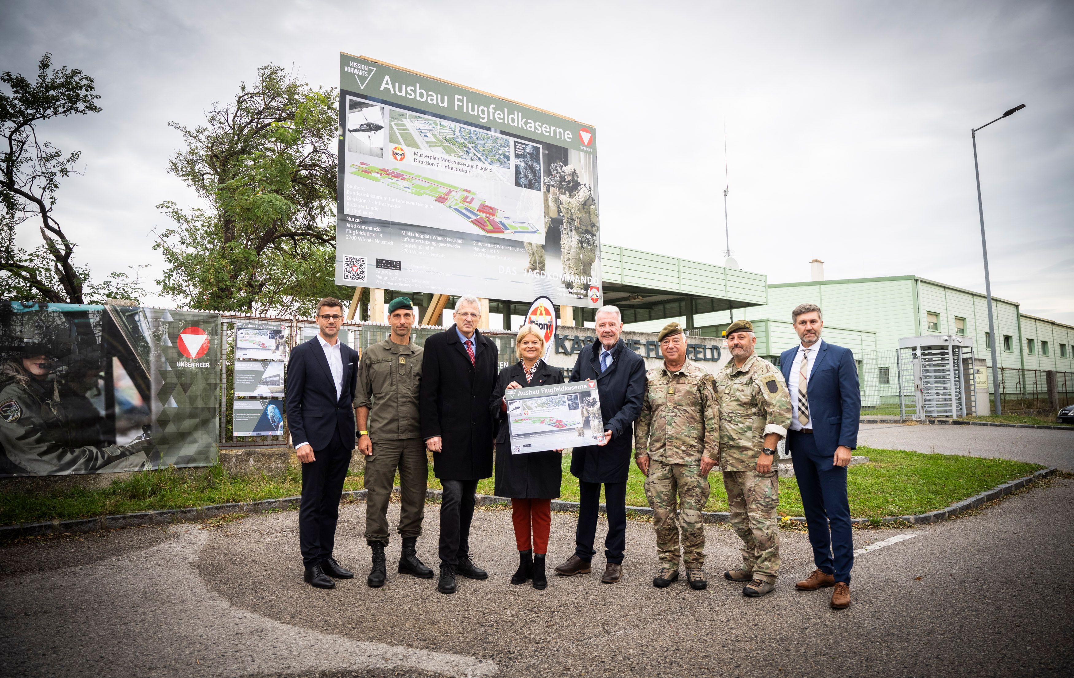 Flugfeld-Kaserne, Wiener Neustadt: Präsentation des Masterplans zur Modernisierung der Flugfeld-Kaserne mit Bundesministerin Klaudia Tanner (4.v.l.)
