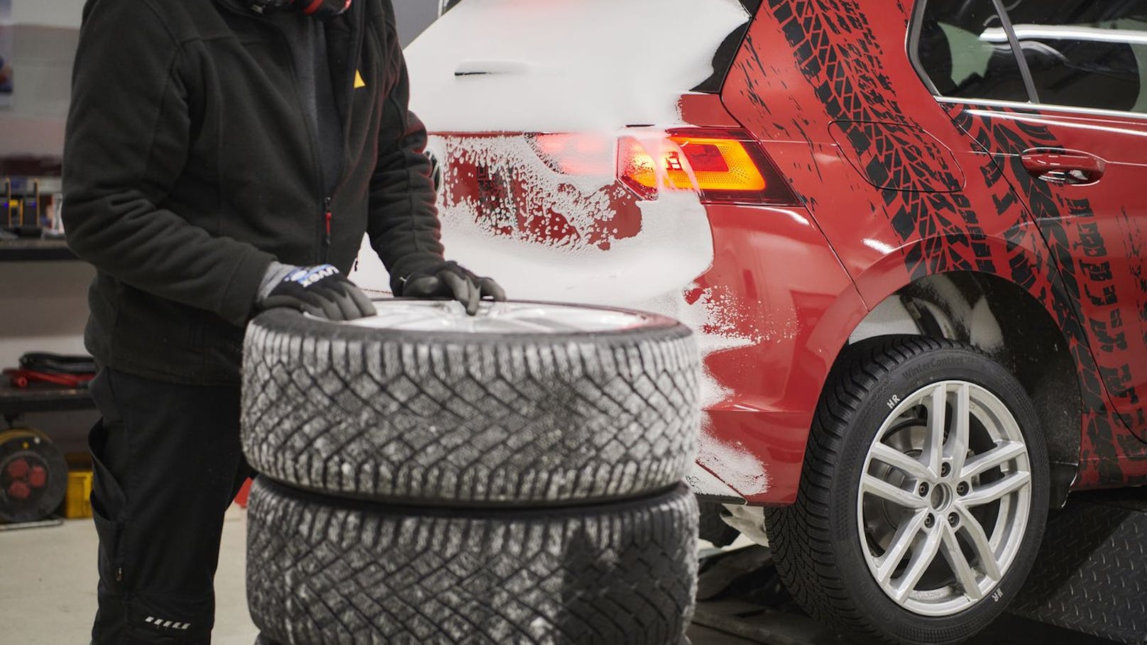 Für Pkw und für Klein-Lkw gilt vom 1. November bis 15. April eine witterungsabhängige Winterausrüstungspflicht.