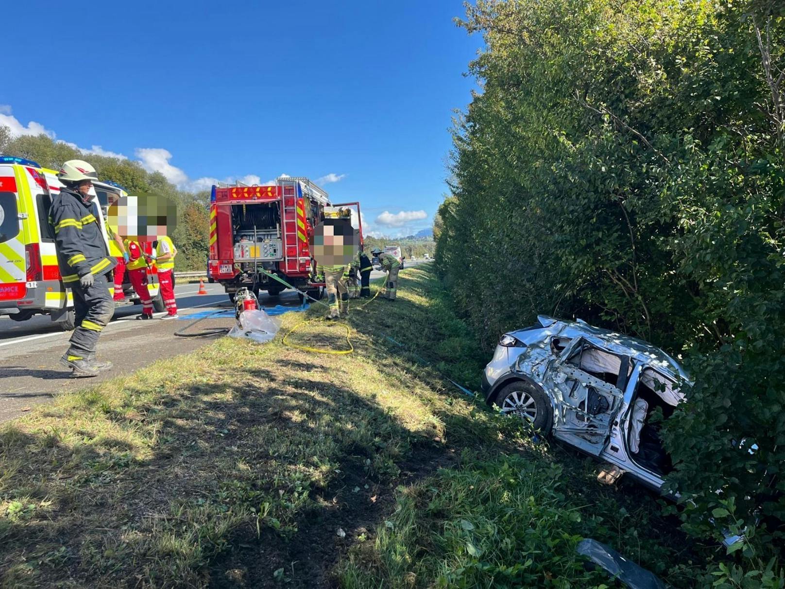 Das Auto musste mittels Kran vom Abschleppdienst und FFW Kramsach von der Böschung geborgen werden. 