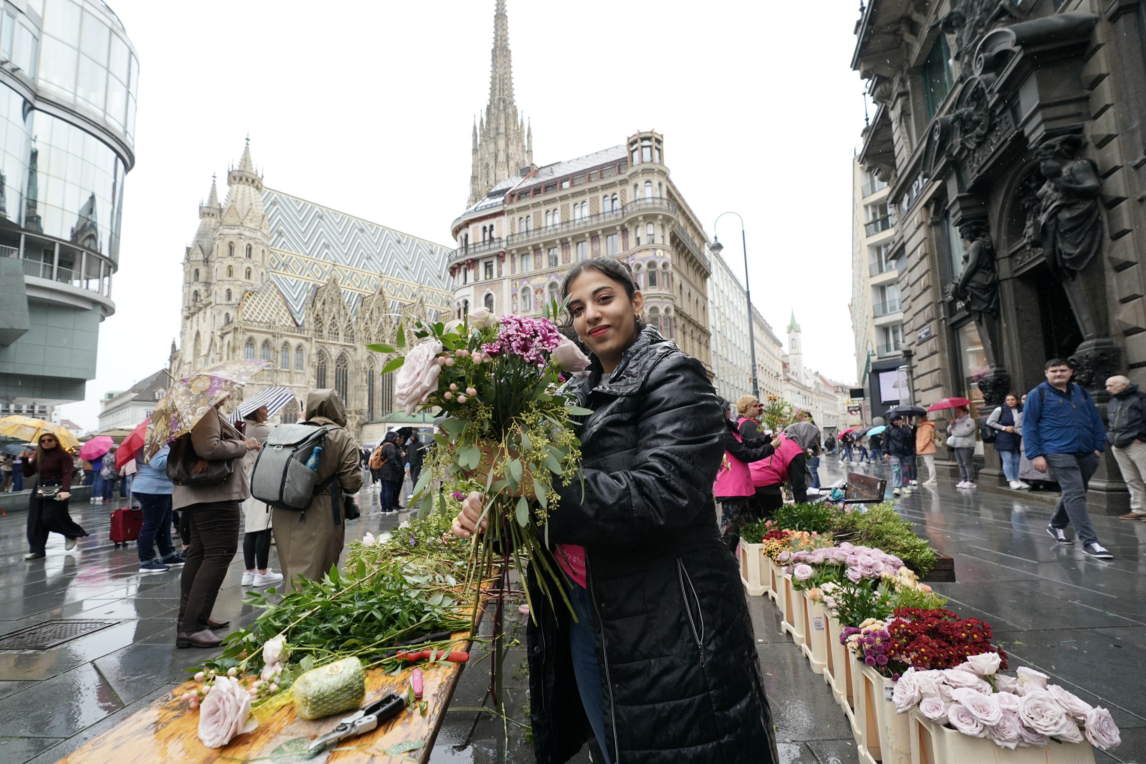 Beim zweiten bundesweiten Floristen Flashmob werden in den Hauptstädten Blumensträuße gebunden und verteilt