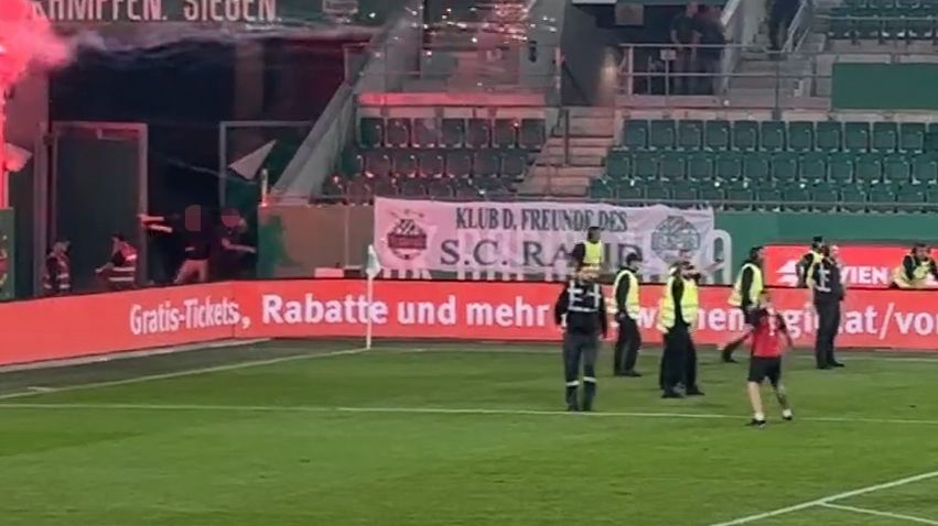 Hier geht das Tor zum Stadion auf. Die Austria-Hooligans stürmen auf das Feld.
