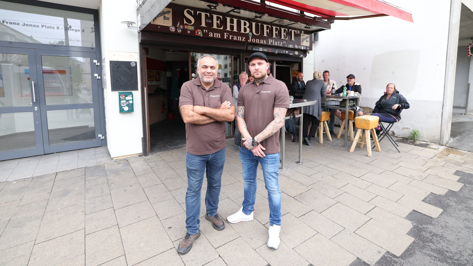 Der Imbiss-Angestellte (rechts im Bild) reagierte bis zum Eintreffen der Polizei ruhig.