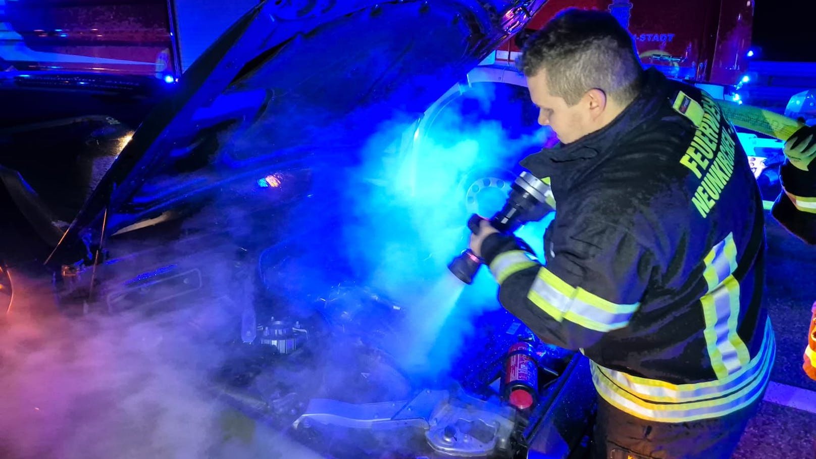 Das Auto geriet mitten auf der A2 in Brand.