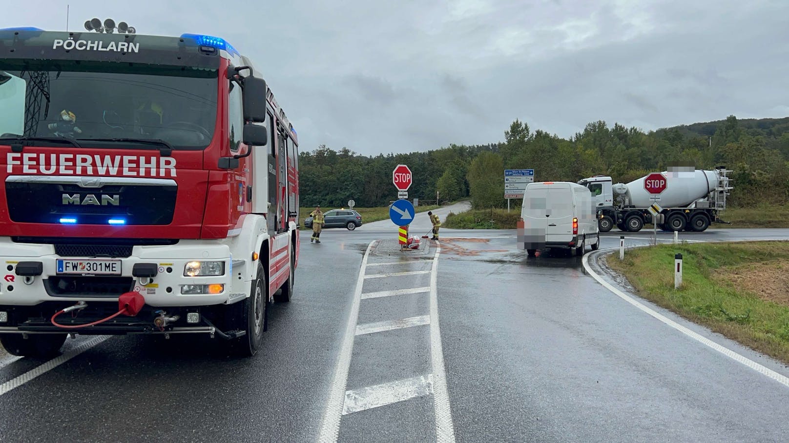 Ein Lkw soll Hydraulik-Öl verloren haben. Die Spur zieht sich von Pöchlarn bis nach Wieselburg.