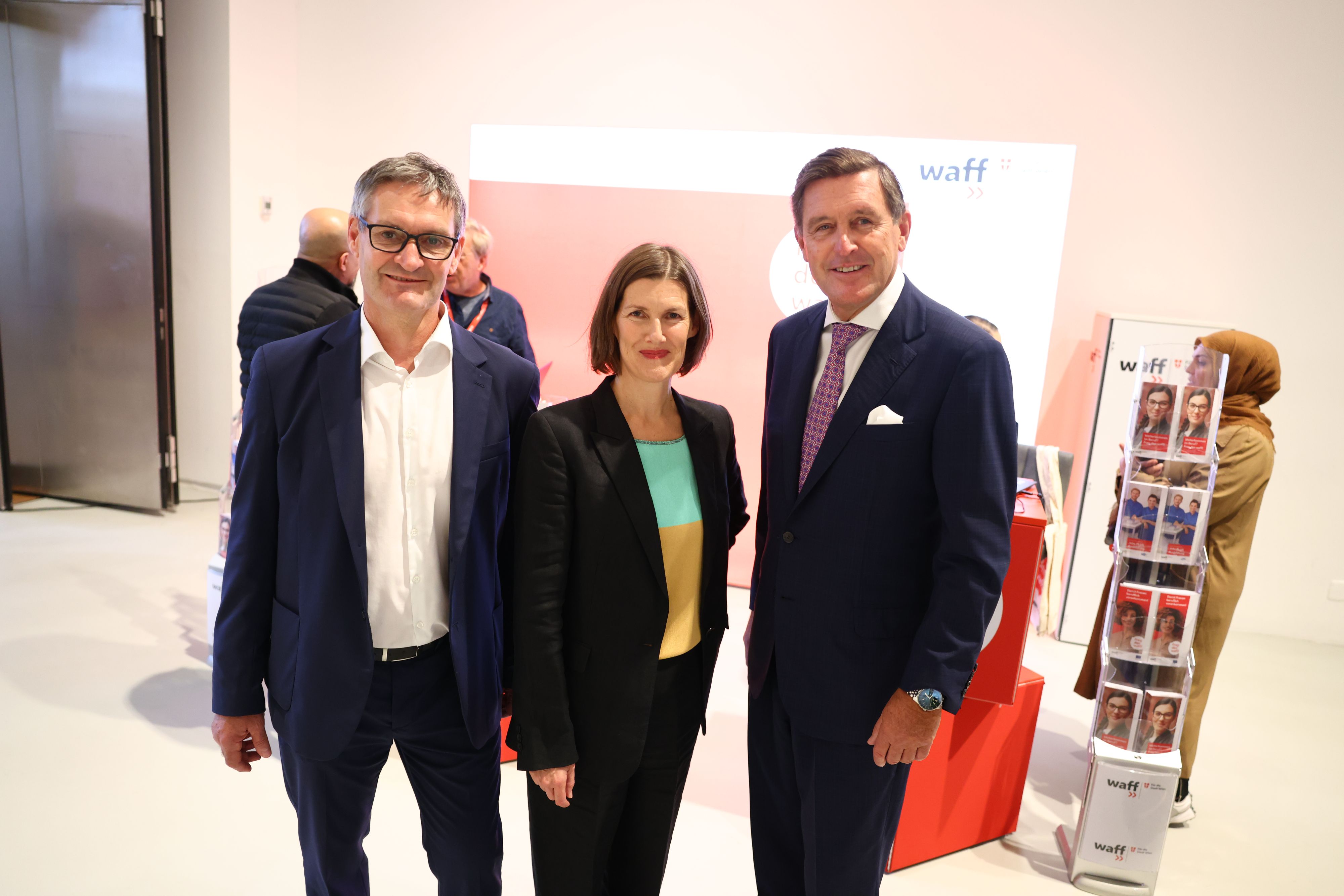 AMS-Wien-Chef Winfried Göschl, Daniela Schallert, stv. Vorstandsvorsitzende arbeit plus Wien, und Wirtschaftsstadtrat Peter Hanke (v.l.).