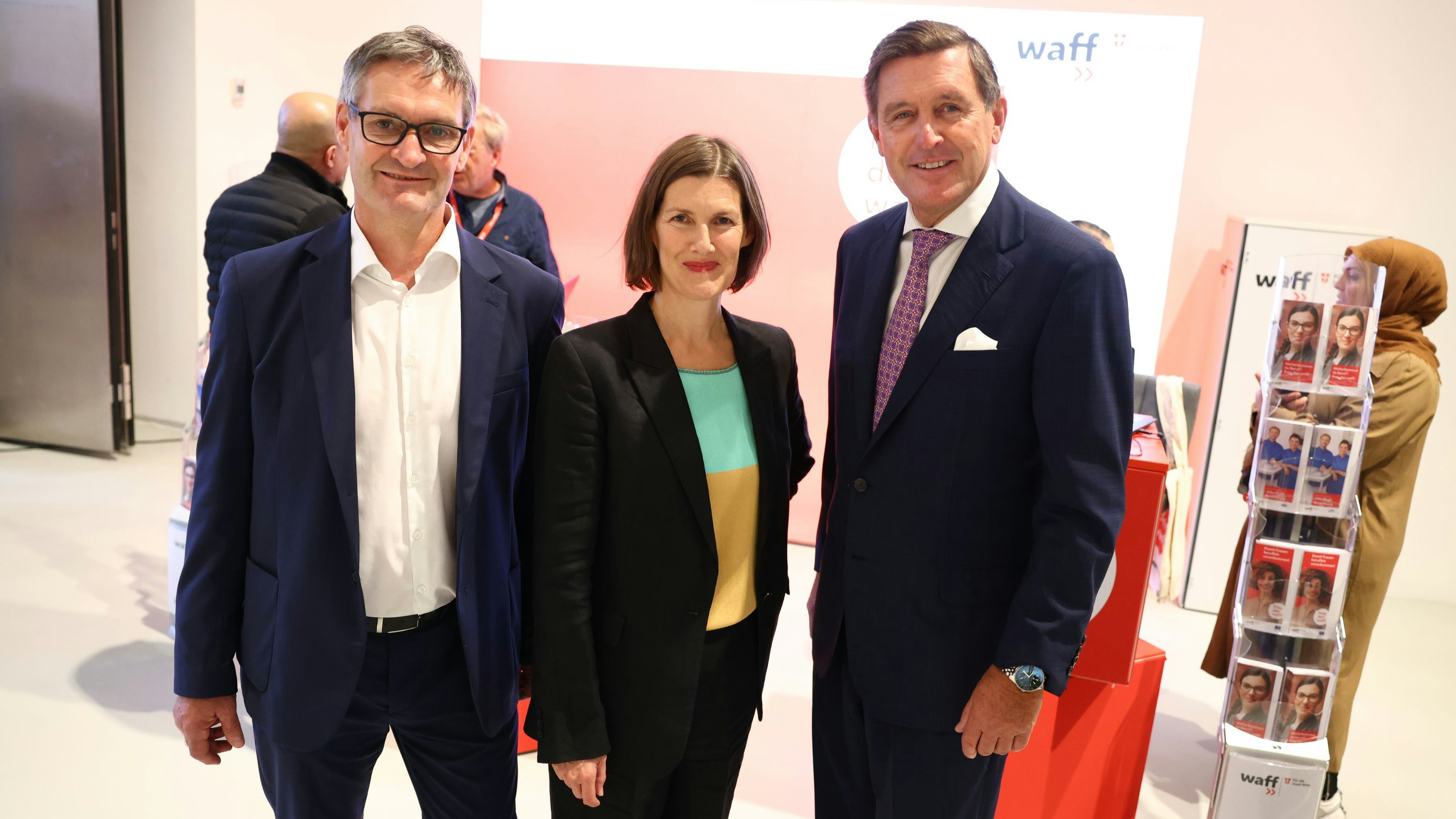 AMS-Wien-Chef Winfried Göschl, Daniela Schallert, stv. Vorstandsvorsitzende arbeit plus Wien und Wirtschaftsstadtrat Peter Hanke (v.l.).