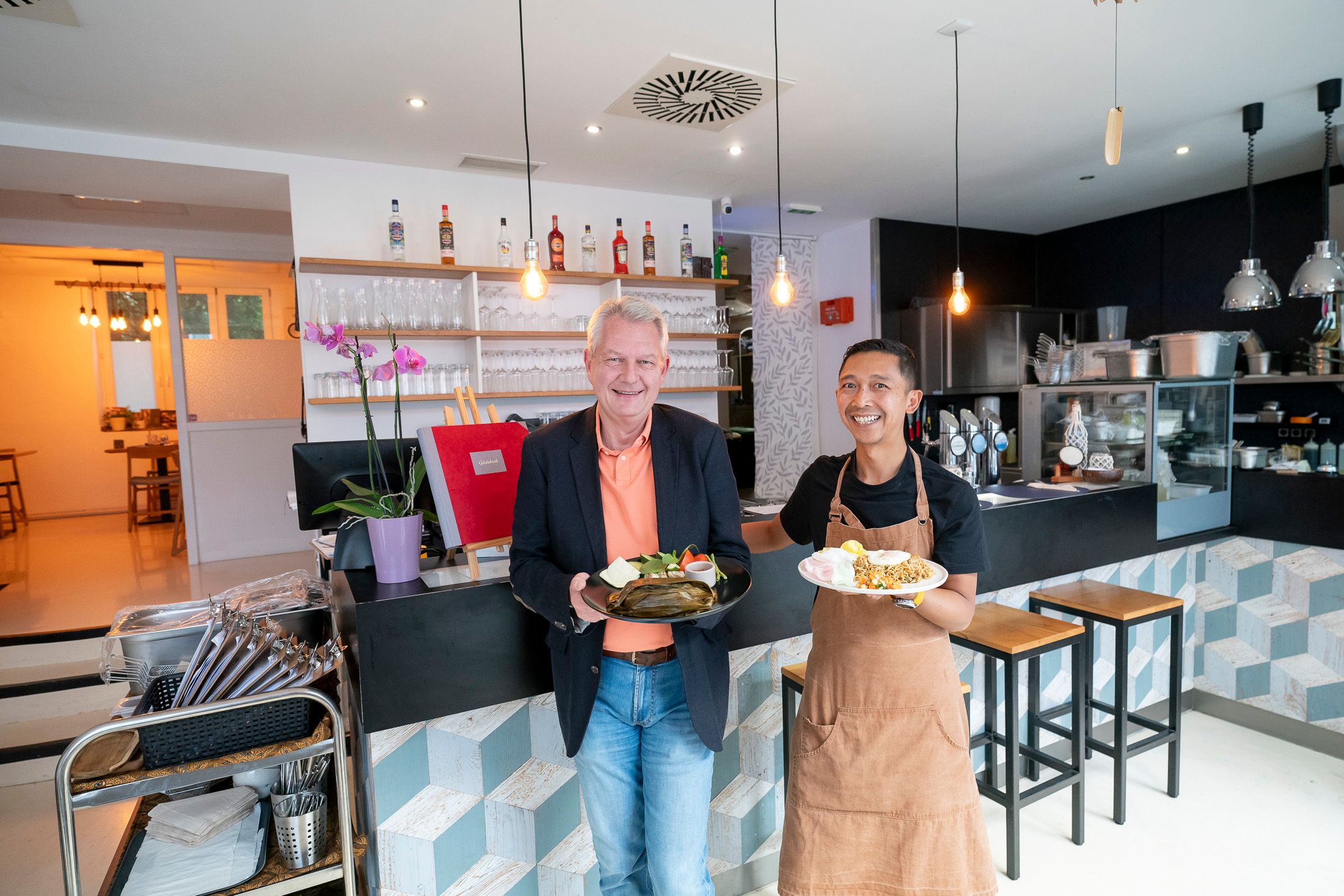 Schwiegervater Erich Fiala und Taufik Hidayat, der Chefkoch: Der wurde schon persönlich von Jamie Oliver als Küchenchef angeheuert und arbeitete als Executive Chef in großen Hotels – zuletzt im Hotel Radisson.