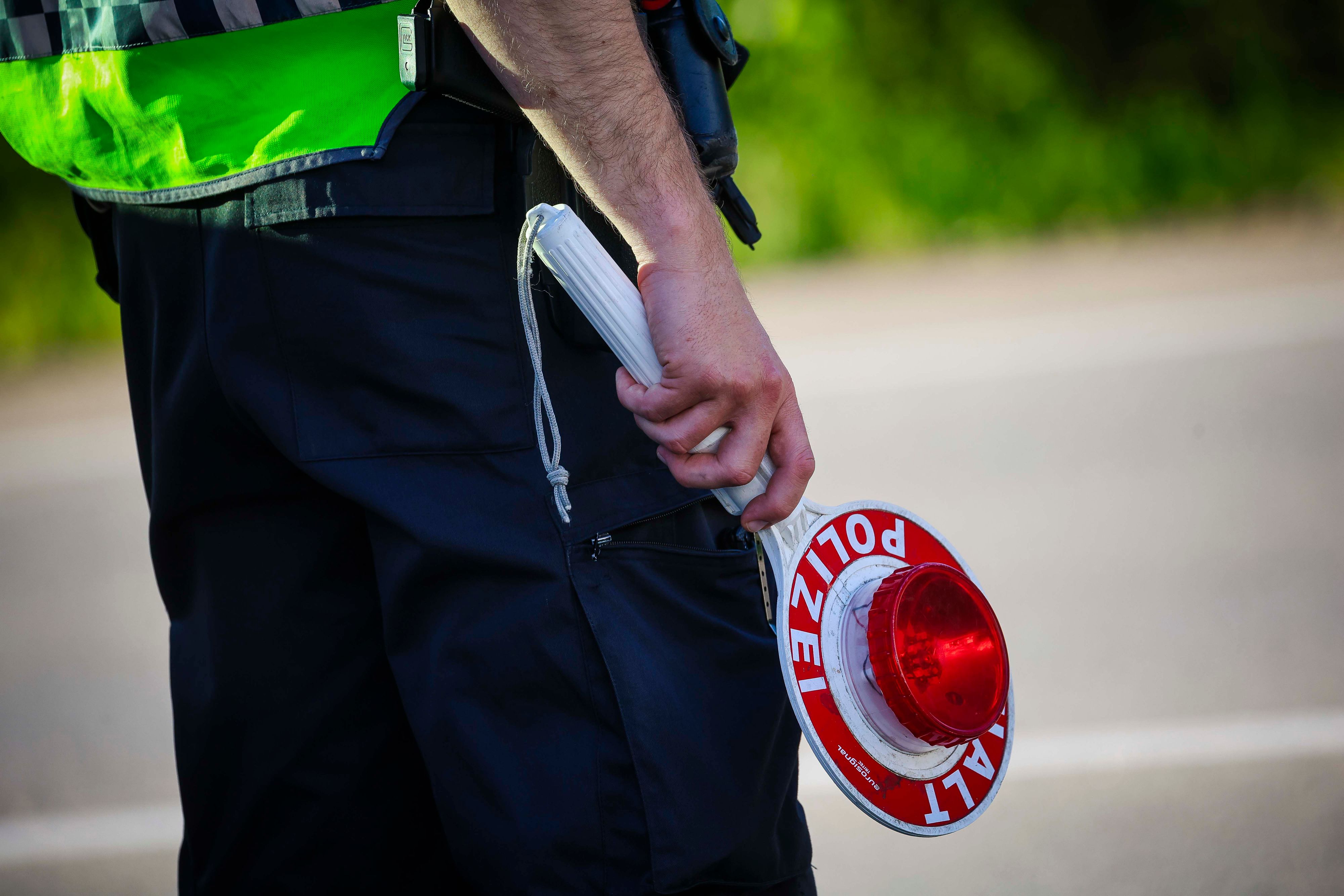 Zudem soll auch verstärkt gegen Drogenlenker im Straßenverkehr vorgegangen werden. Dafür steht auch ein Arzt für klinische Untersuchungen am Kontrollpunkt bereit.