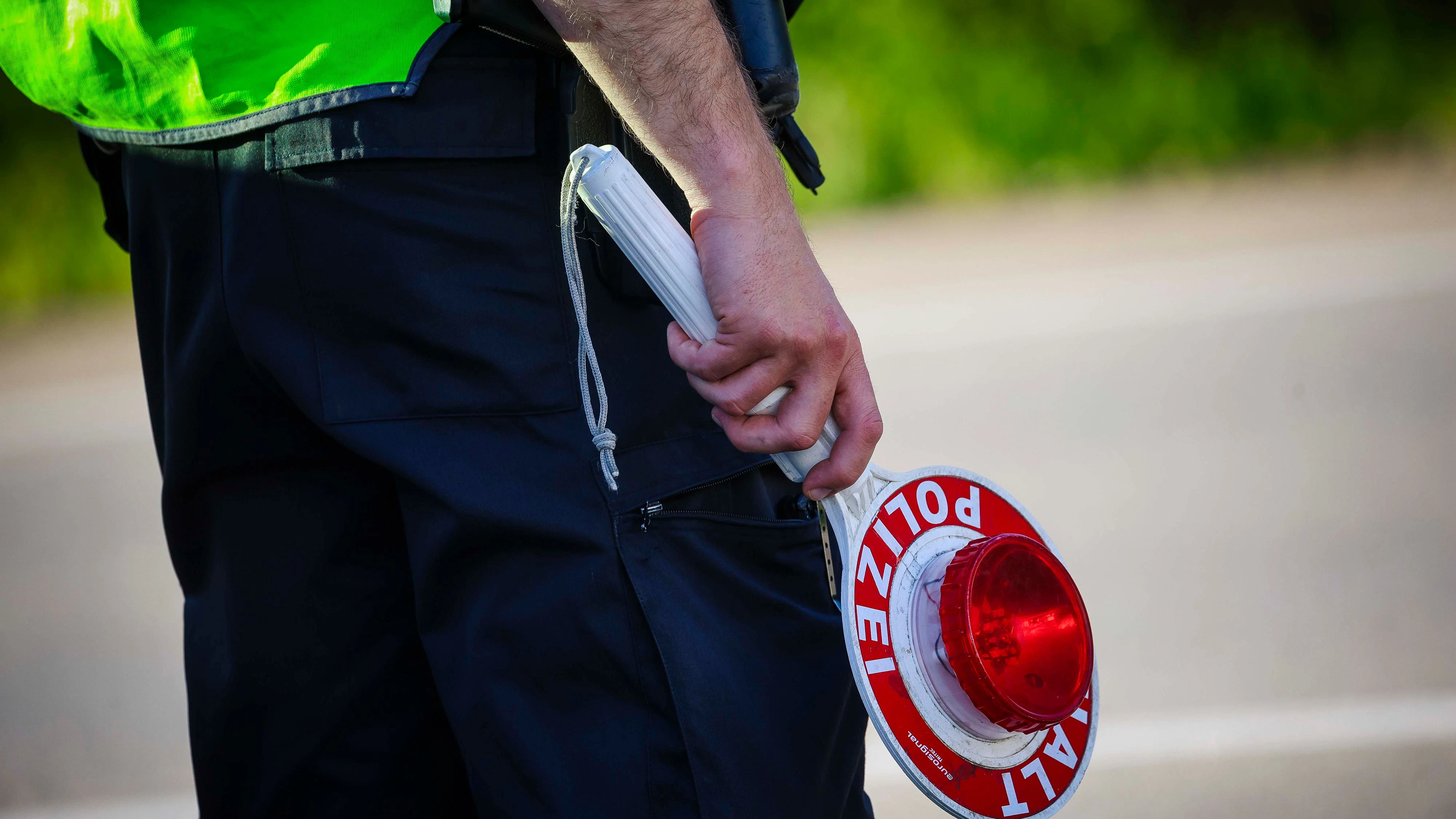 Zudem soll auch verstärkt gegen Drogenlenker im Straßenverkehr vorgegangen werden. Dafür steht auch ein Arzt für klinische Untersuchungen am Kontrollpunkt bereit.