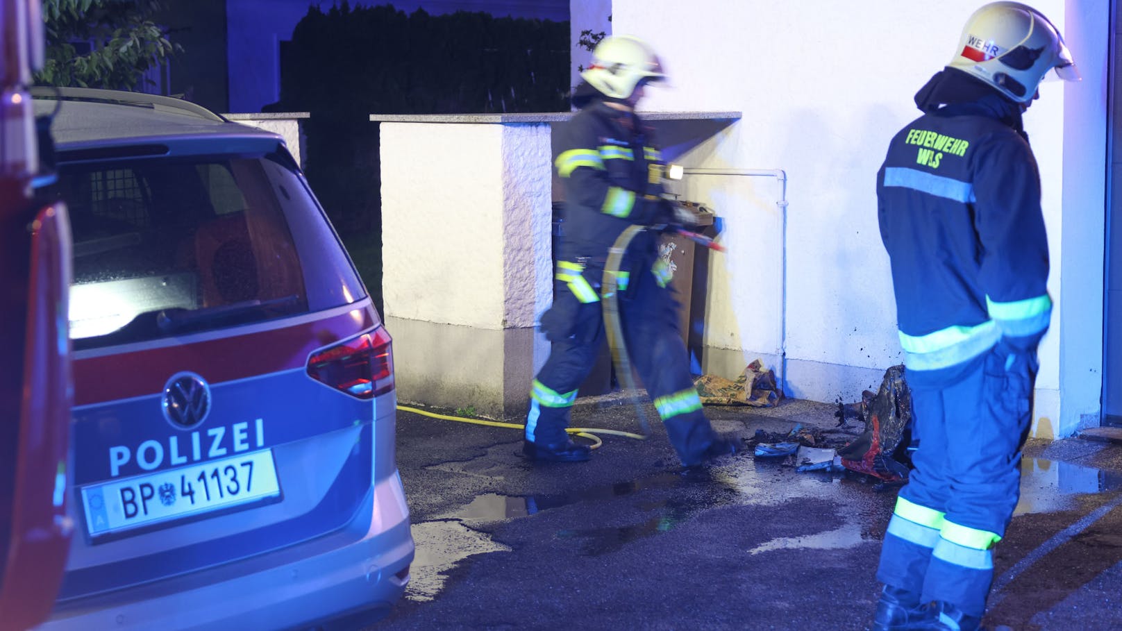 Ein Brand einer Altpapiertonne hat in der Nacht auf Mittwoch für einen Einsatz der Feuerwehr in Wels-Lichtenegg gesorgt.