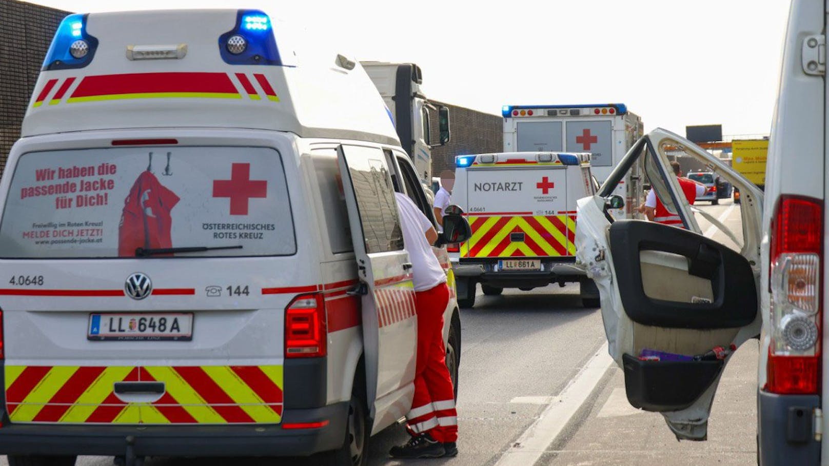 In Ansfelden stieß das Auto gegen den Lkw.