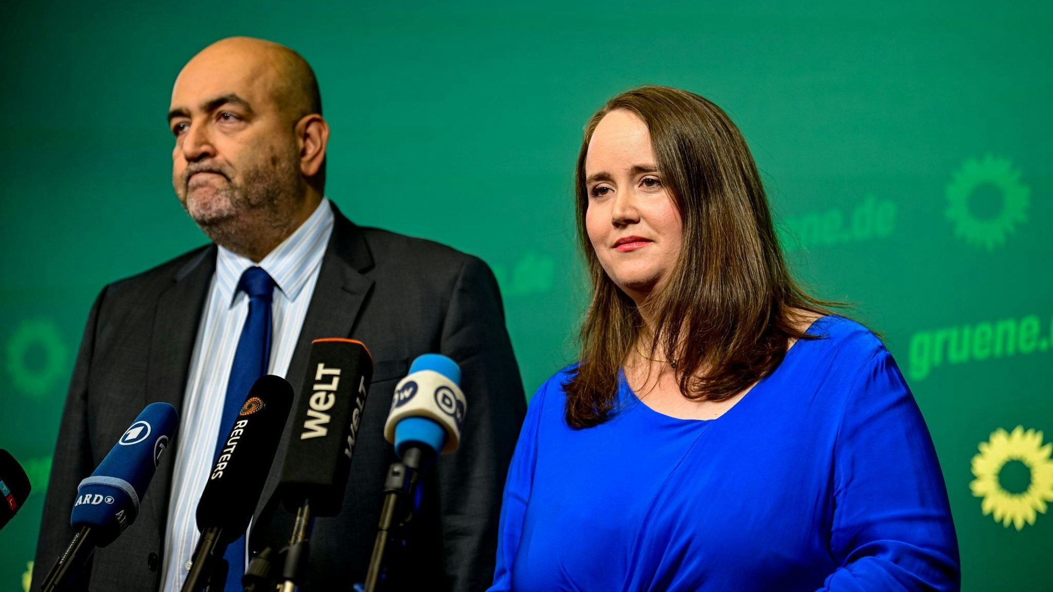 Berlin: Grünen-Parteivorsitzende Ricarda Lang (r) und Omid Nouripour sprechen bei einer Pressekonferenz in der Bundesgeschäftsstelle Bündnis 90/Die Grünen. Die Grünen-Spitze zieht nach den Misserfolgen der Partei bei mehreren Wahlen personelle Konsequenzen