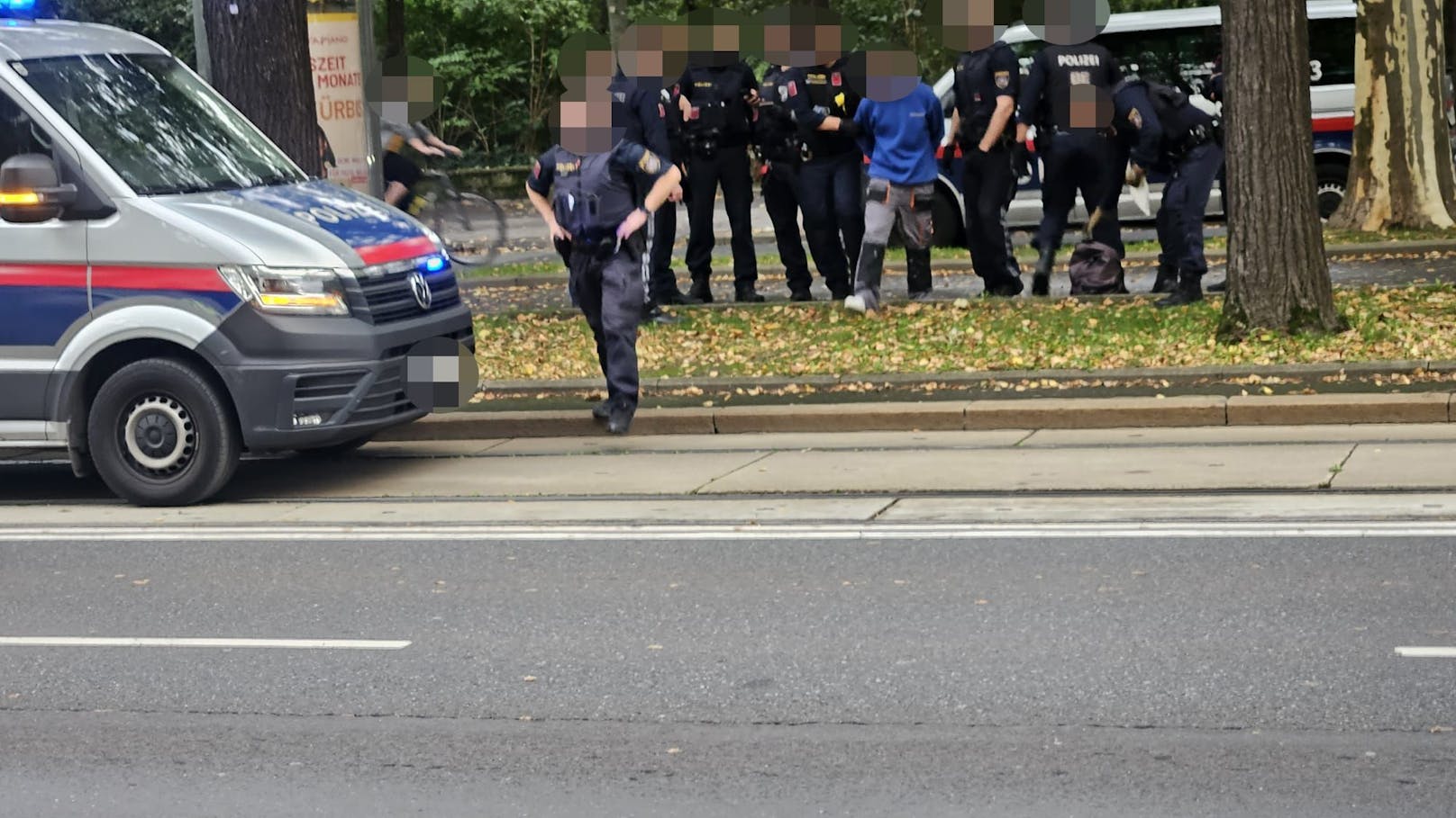 ... rund um ihn bereiteten sich mehrere Beamten in Einsatzfahrzeugen aber schon auf den Zugriff vor.