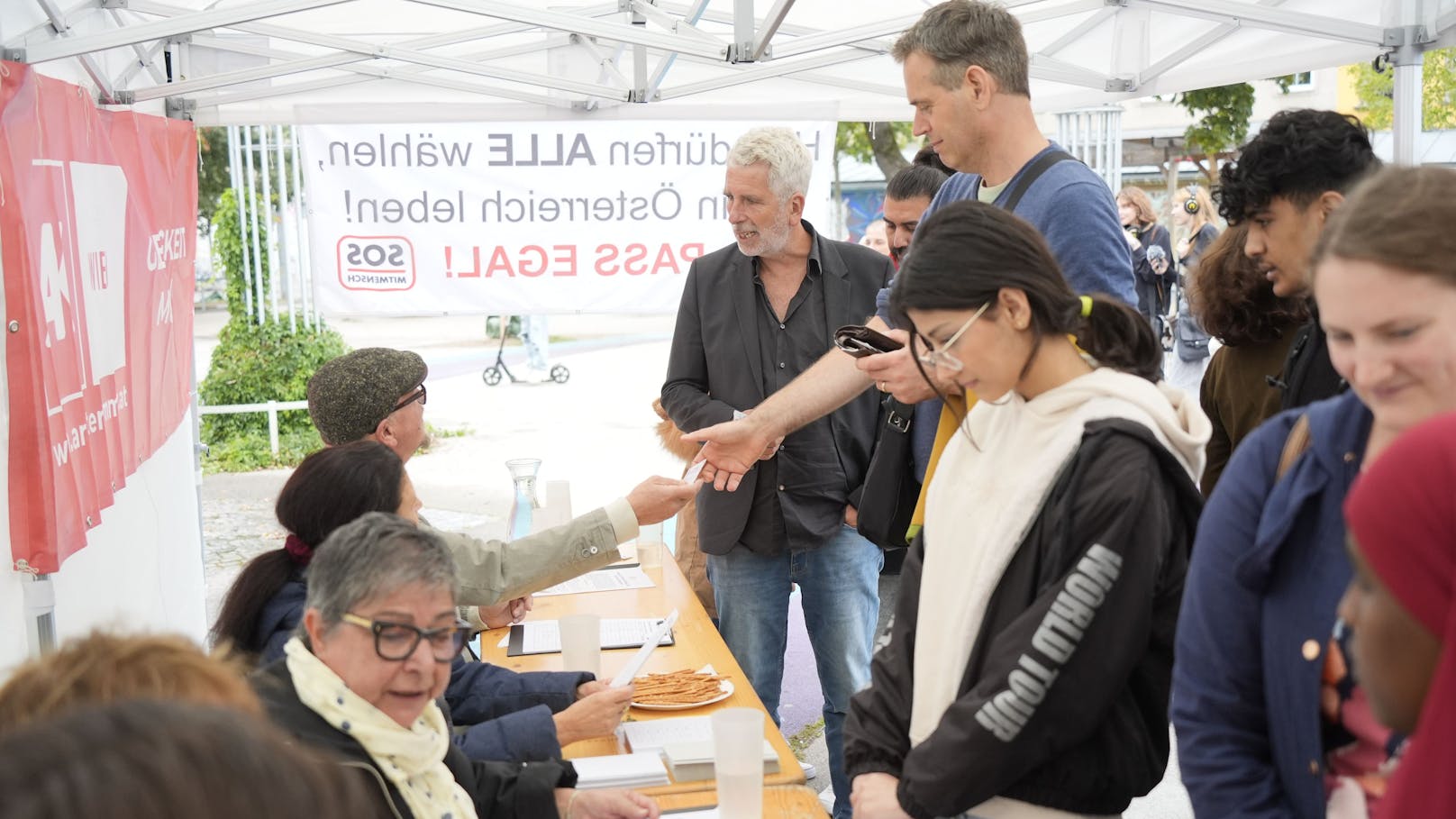 Pass Egal Wahlbeisitzer kontrollieren die Ausweise.