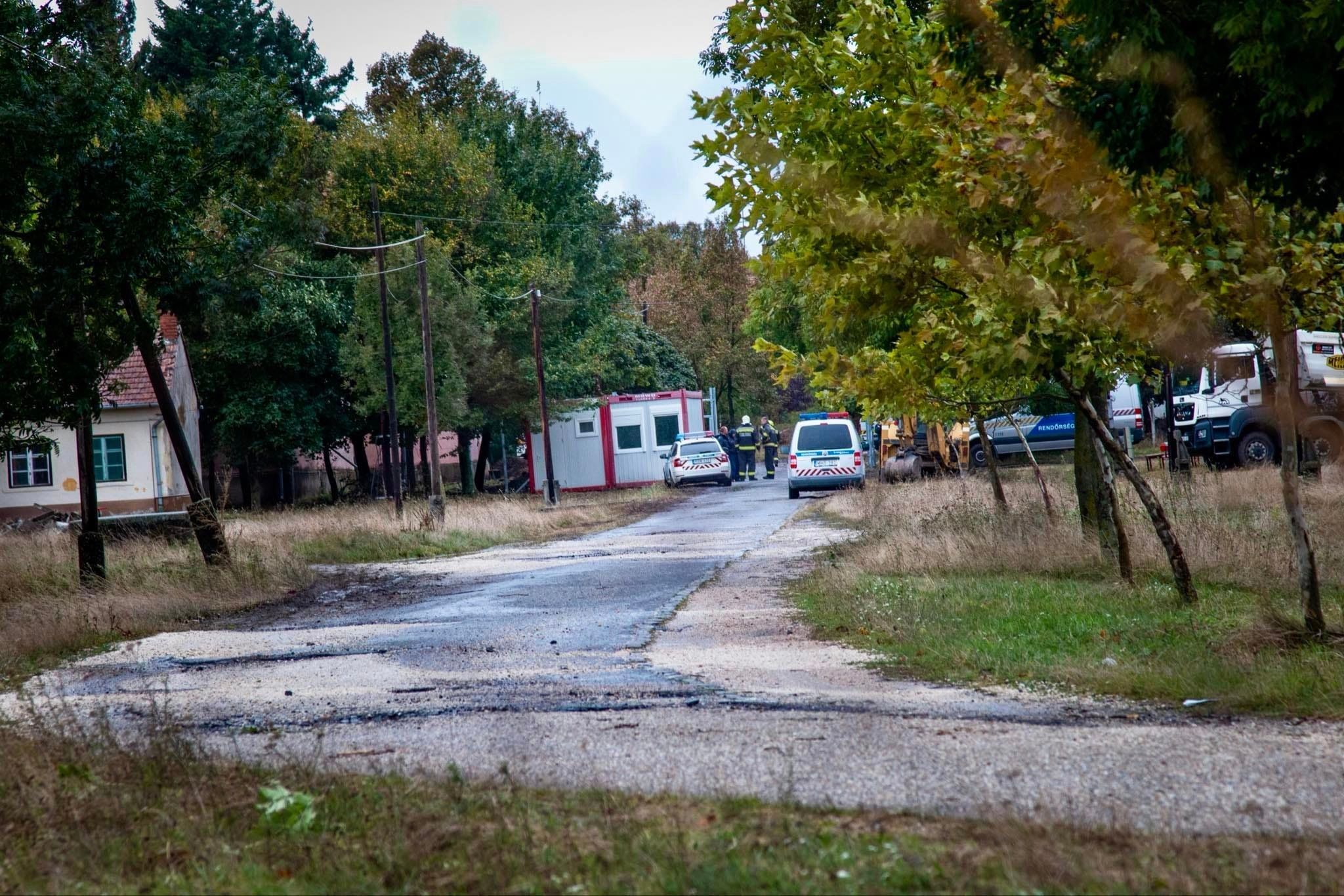 Reges Treiben auf einer Baustelle, die es laut ungarischer Regierung gar nicht gibt: Handwerker und Polizei in Vitnyèd.