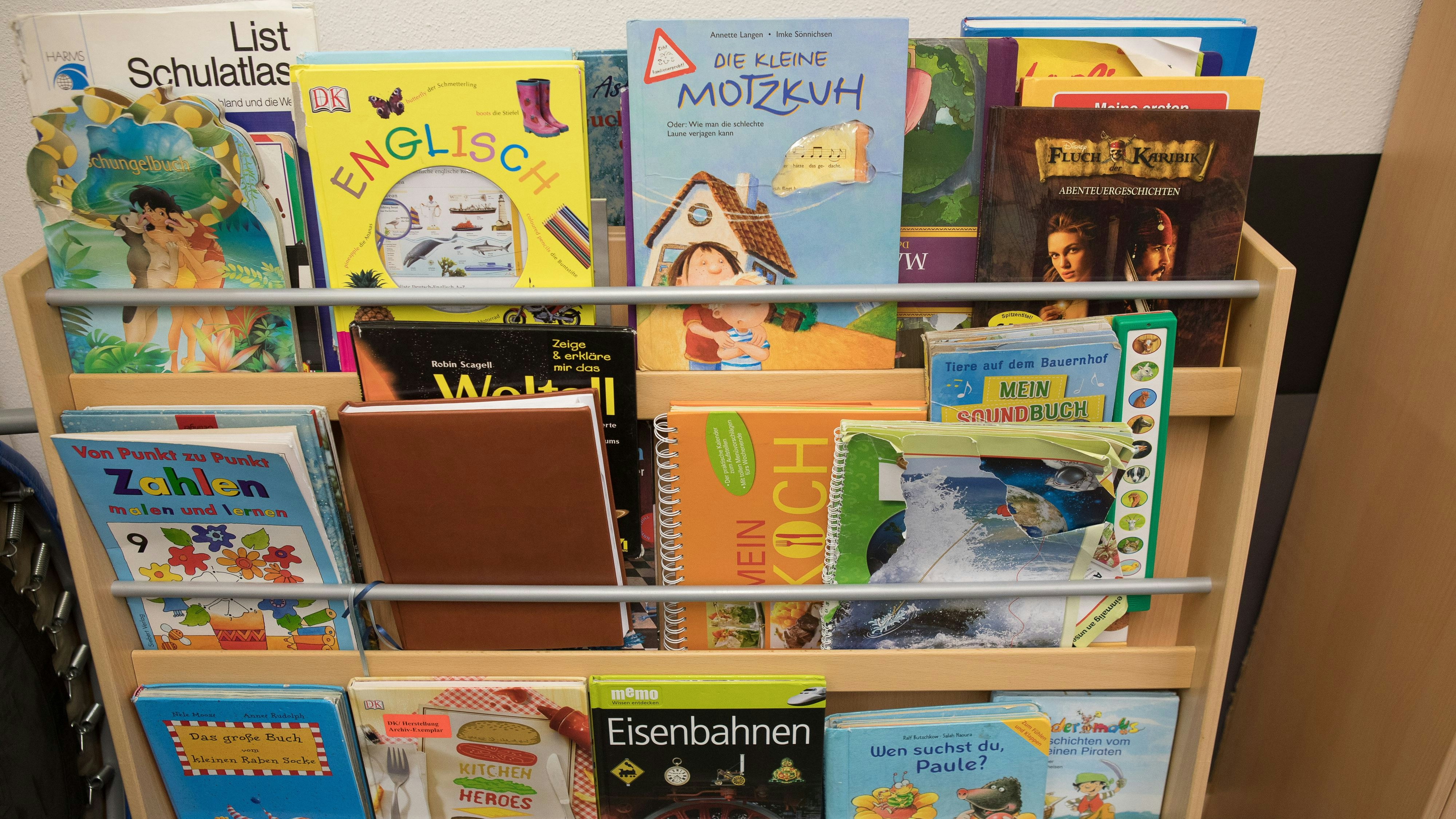 Gegen die multimediale Reizüberflutung im Internet hilft es oft einfach, gemeinsam mit den Kindern das Medium zu wechseln, entweder zum Fernsehen, oder vielleicht sogar zu einem guten, alten Kinderbuch