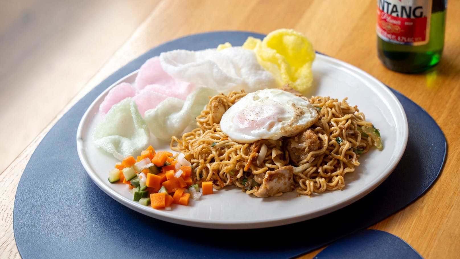 Der Klassiker: Nasi Goreng mit Ei und Zwiebelchips