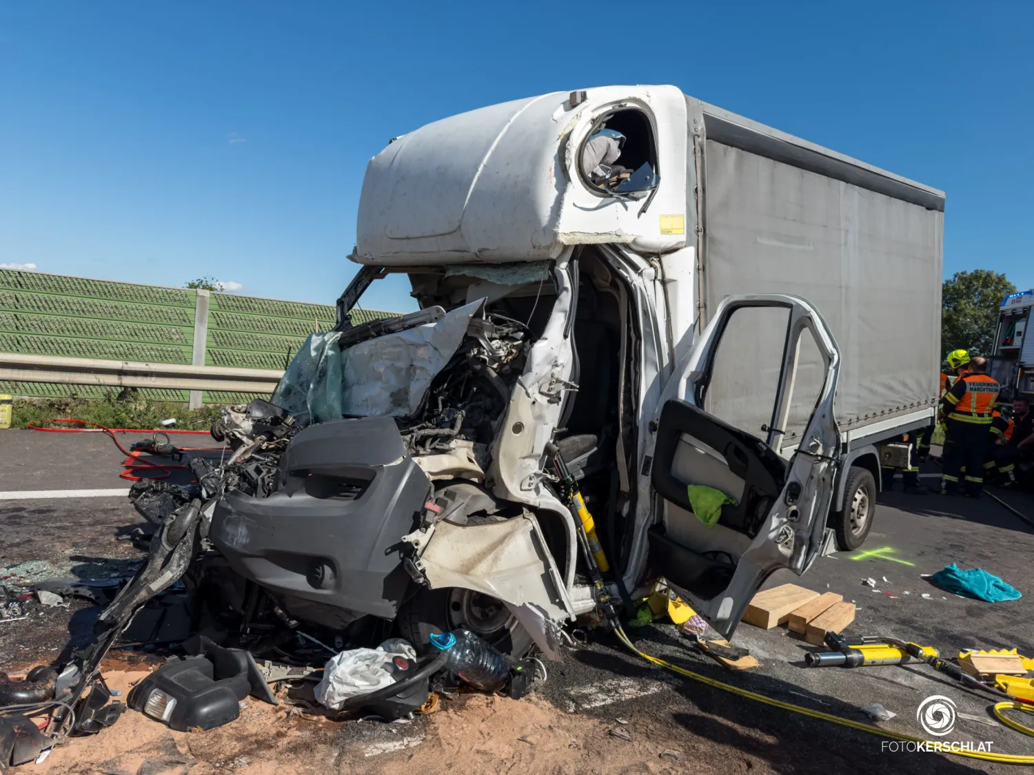 Die Führerkabine des Kleintransporters wurde völlig zerstört.