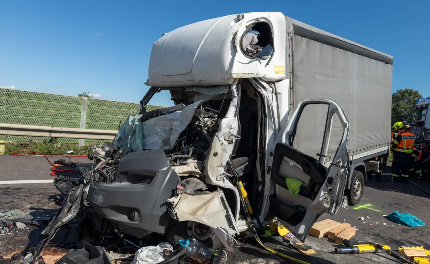 Die Führerkabine des Kleintransporters wurde völlig zerstört.