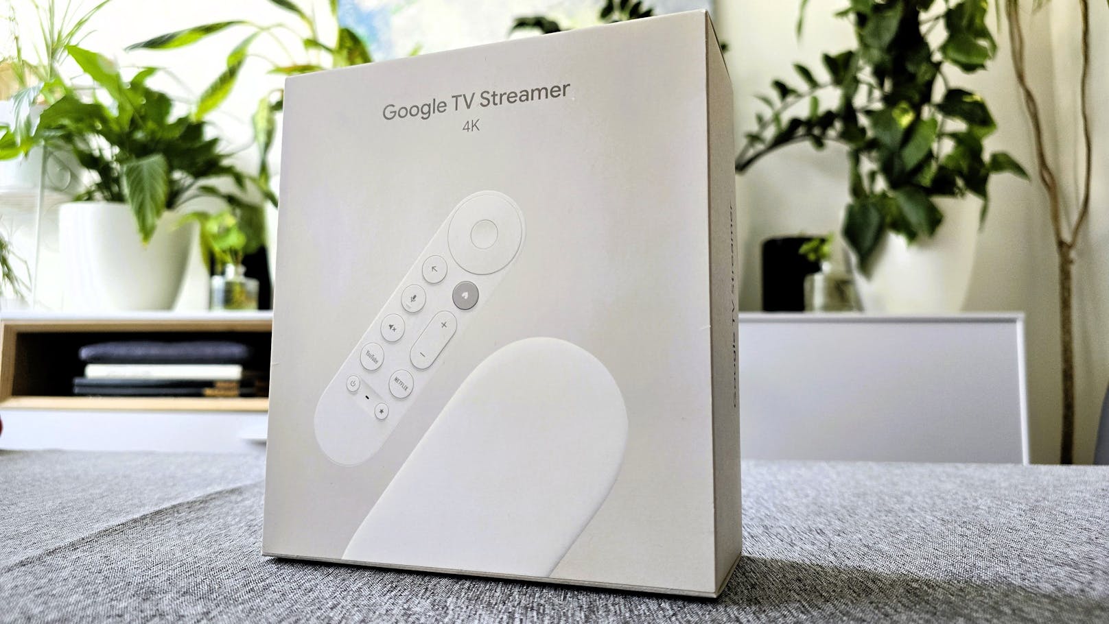 Der neue Google TV Streamer kostet 119 Euro. Verstecken lässt sich die kleine TV-Box mit den Maßen 161,6 x 75,6 x 26,7 Millimeter ...