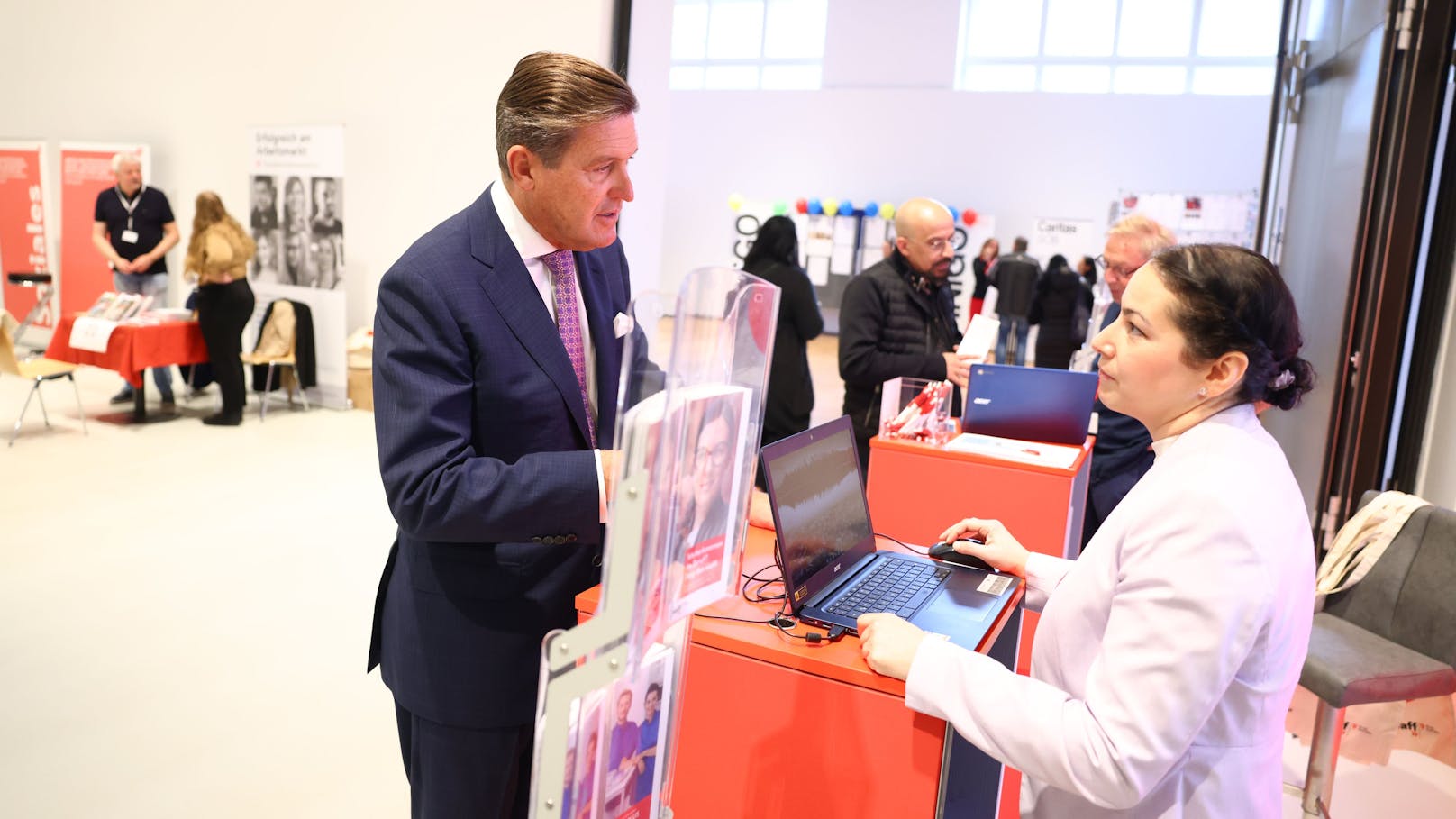 Stadtrat Peter Hanke bei der Jobmesse.