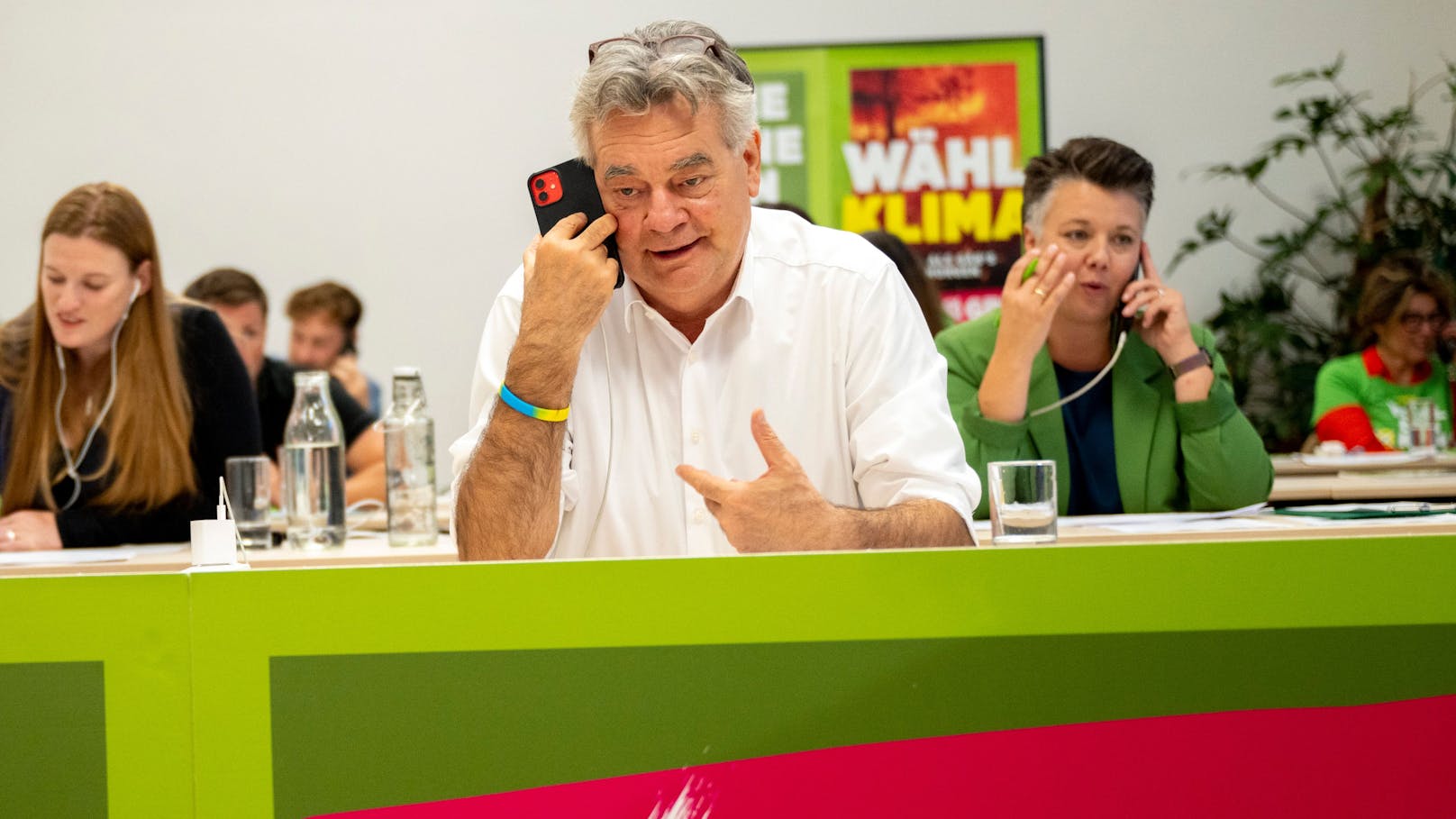 Vizekanzler Werner Kogler am Telefon.