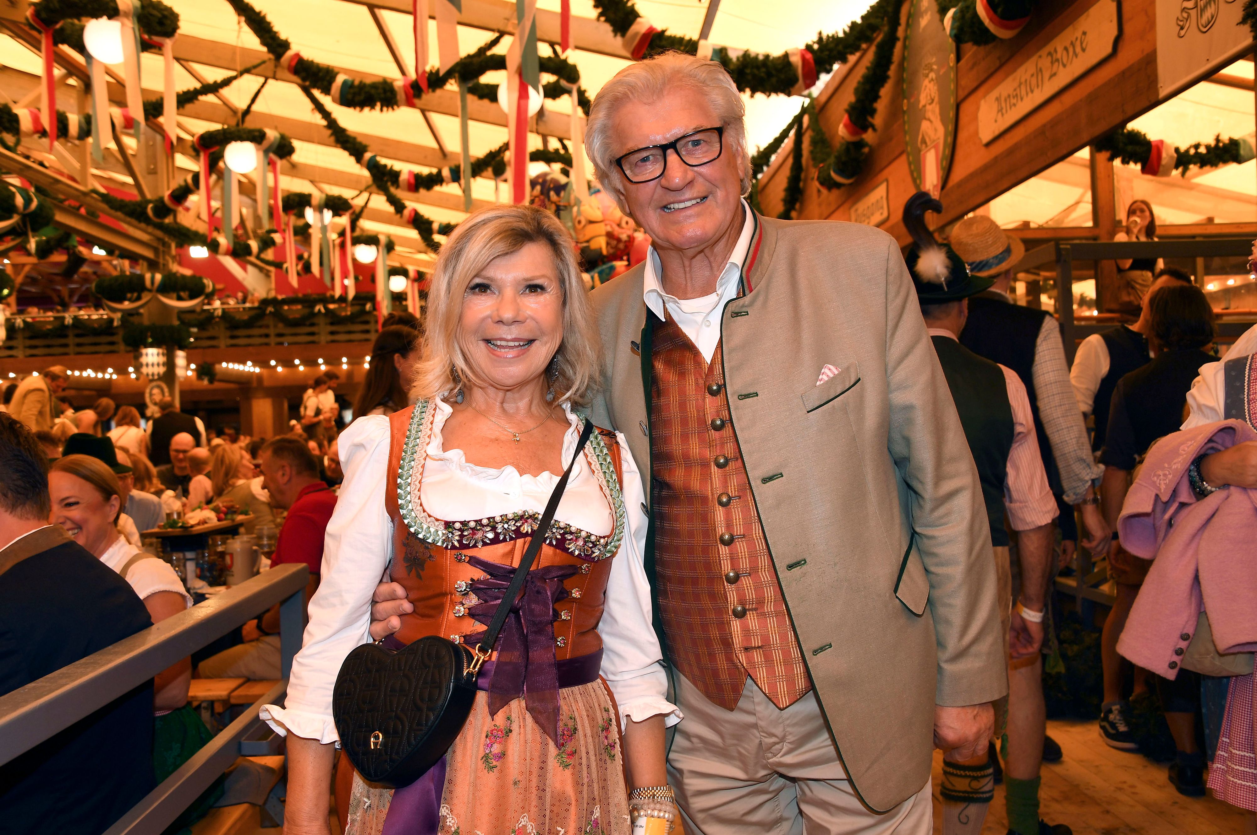 <strong>Marianne und Michael</strong> Hartl bei der Eröffnung vom Oktoberfest 2024 im Schottenhamel Festzelt.