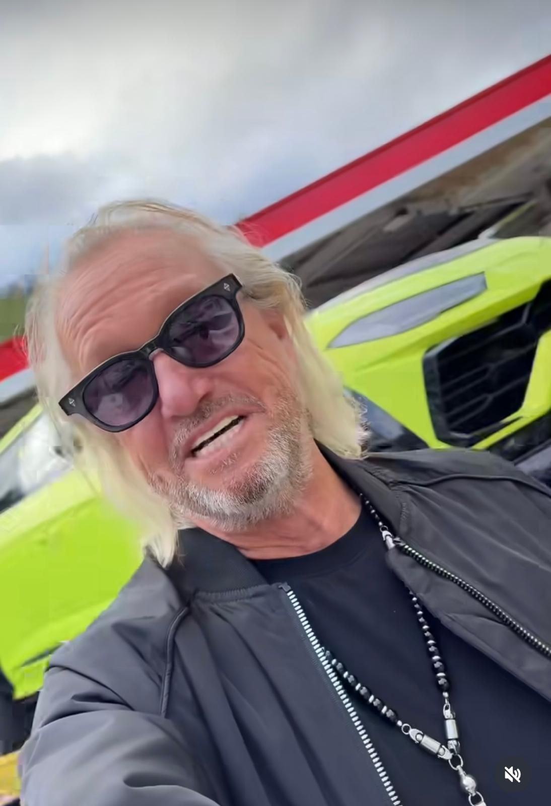 Robert Geiss ist genervt: schon wieder hat er Probleme mit einem seiner Luxus-Autos.