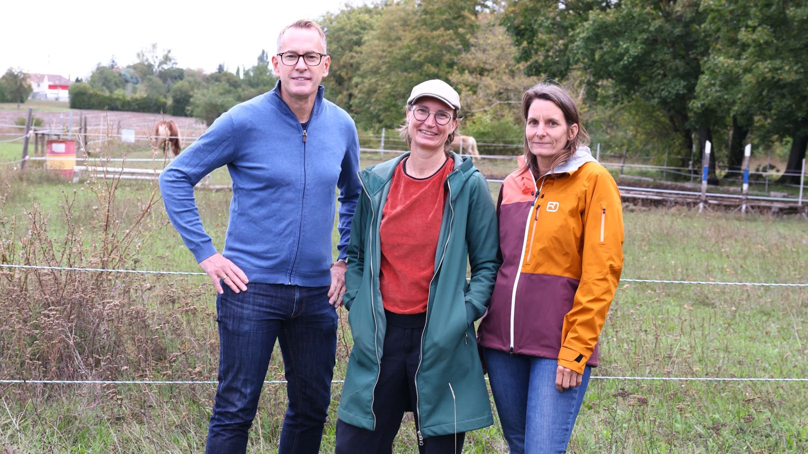 Christoph Wagner und Elisabeth Kampel von der Bürgerinitiative und Hof-Betreiberin Evelyn Wolf (v.l.)