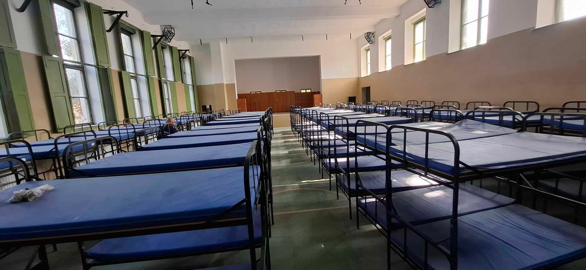 Stockbetten für Hunderte Menschen stehen bereit. Aktion ist geheim.