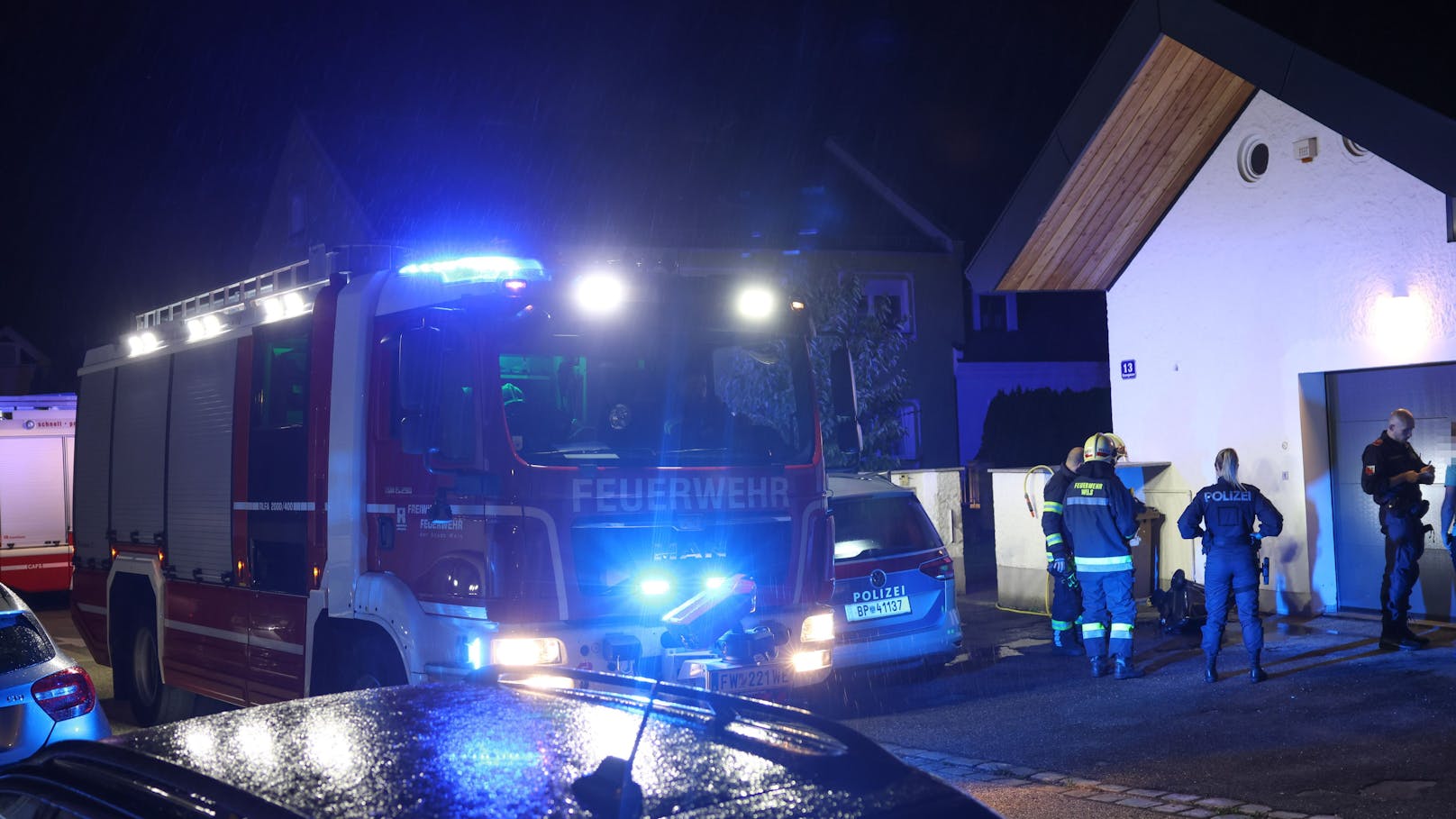 Feuerwehr rückt mitten in der Nacht zu Wohnhaus aus