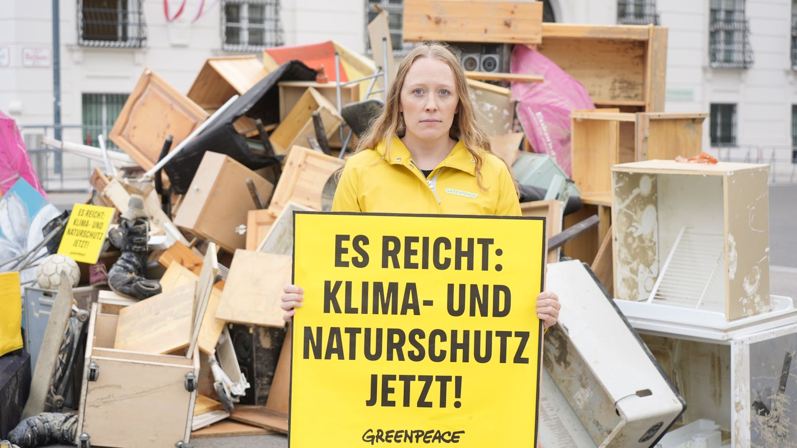 Greenpeace-Sprecherin Jasmin Duregger vor dem Trümmerberg am 25. September 2024.