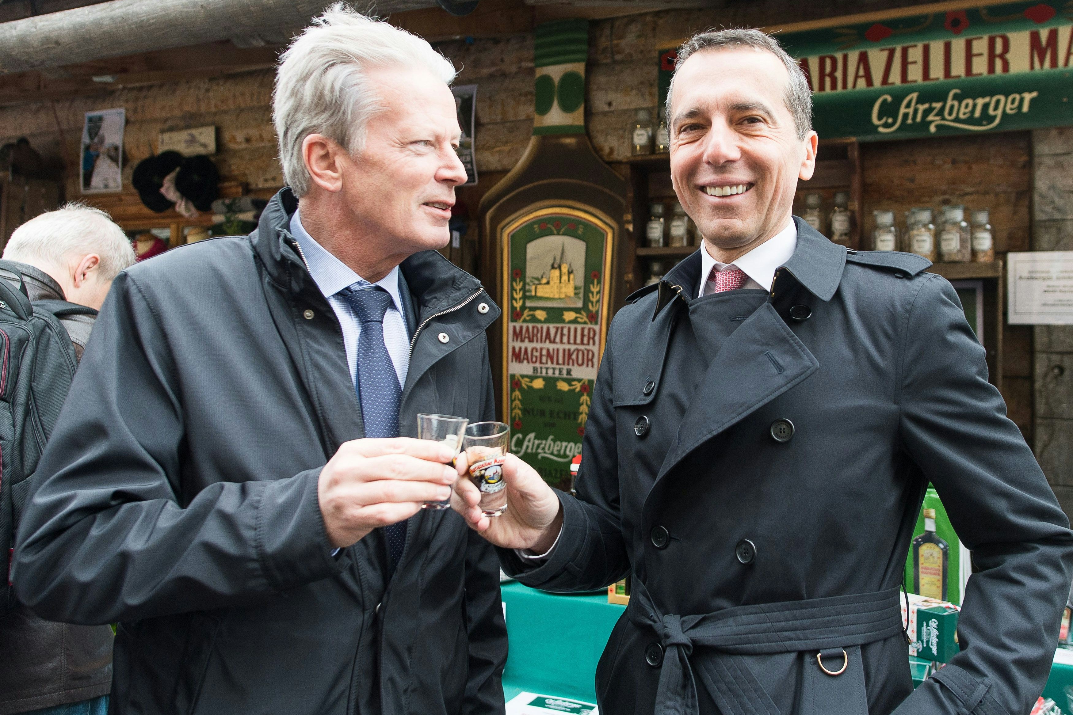 Große Kaffeehaus-Koalition: Christian Kern und Reinhold Mitterlehner analysieren im Landtmann die Hochrechnung