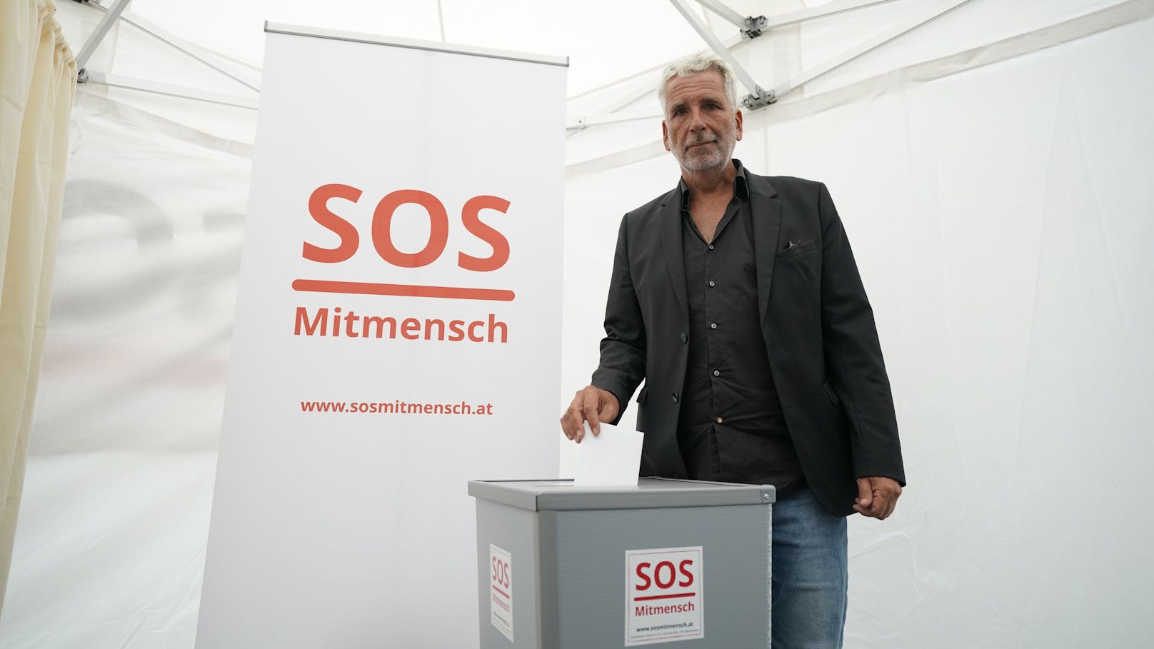 Moderator Dirk Stermann war bereits bei der ersten Pass-Egal-Wahl 2013 dabei.