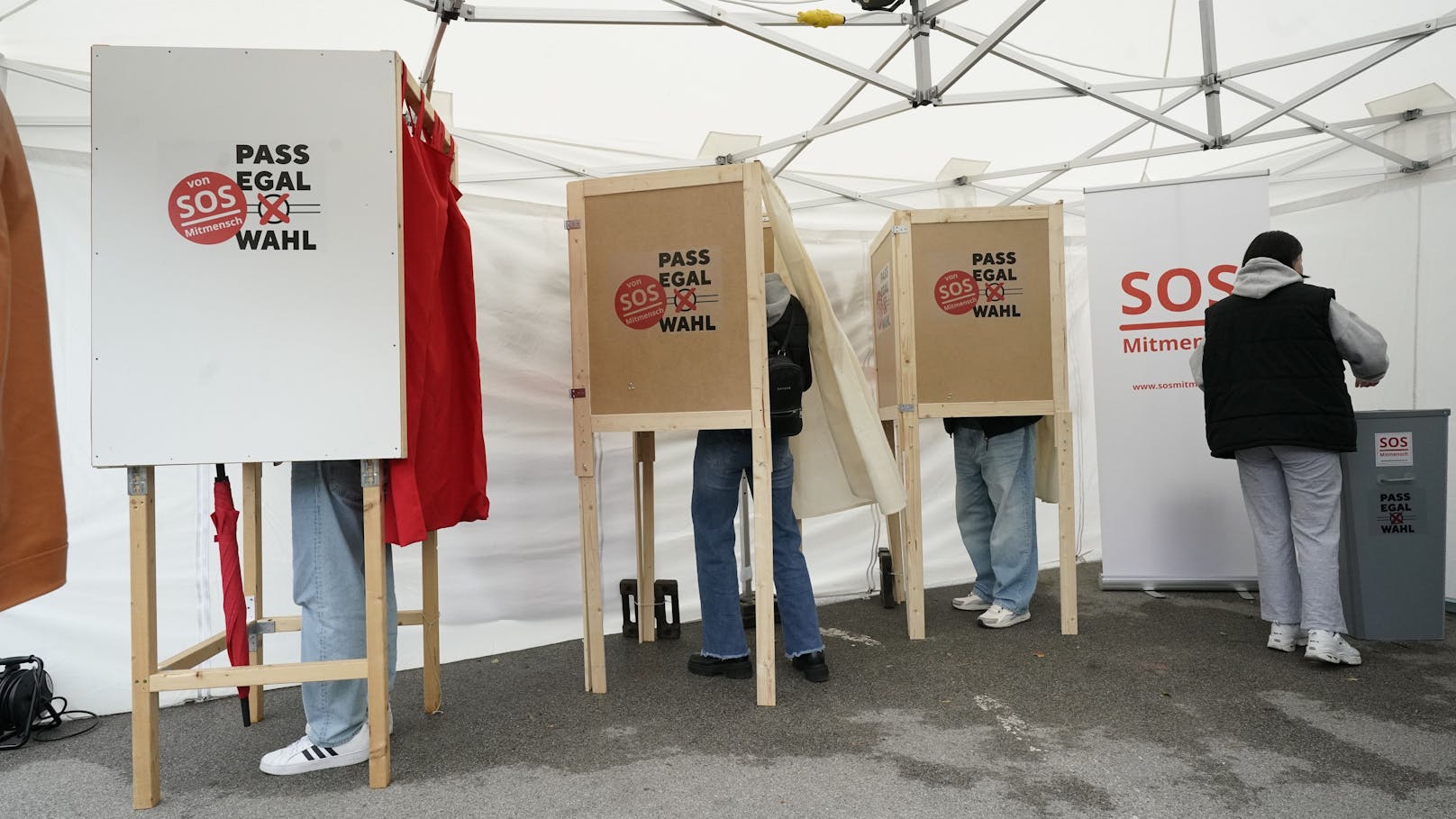 Es gibt Kabinen wie bei der "echten" Nationalratswahl.