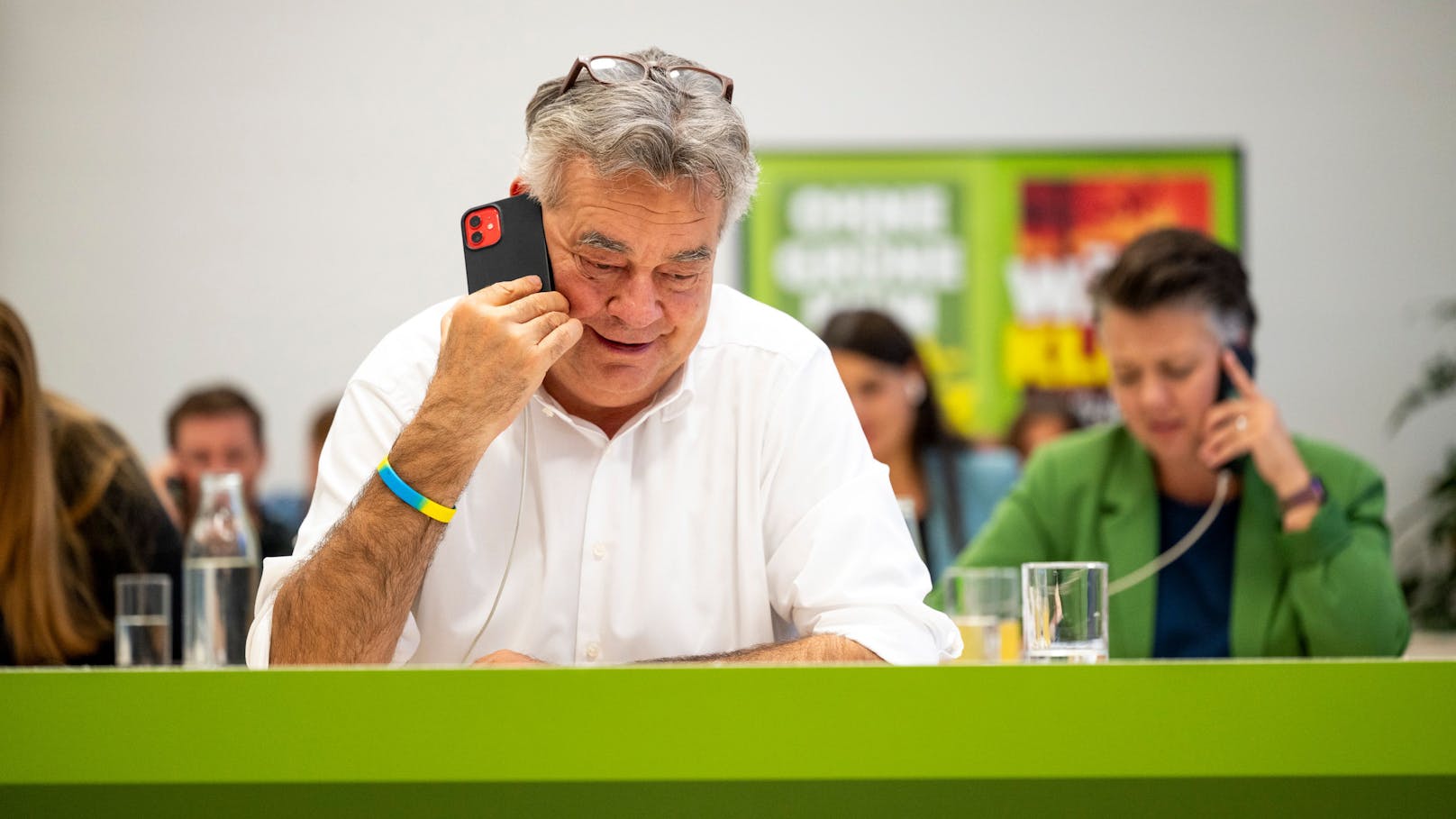 Aus der Grünen Telefonzentrale in der Wiener Blumenfabrik wurde zwei Stunden lang Überzeugungsarbeit geleistet, am Sonntag das Kreuzerl bei den Grünen zu machen.